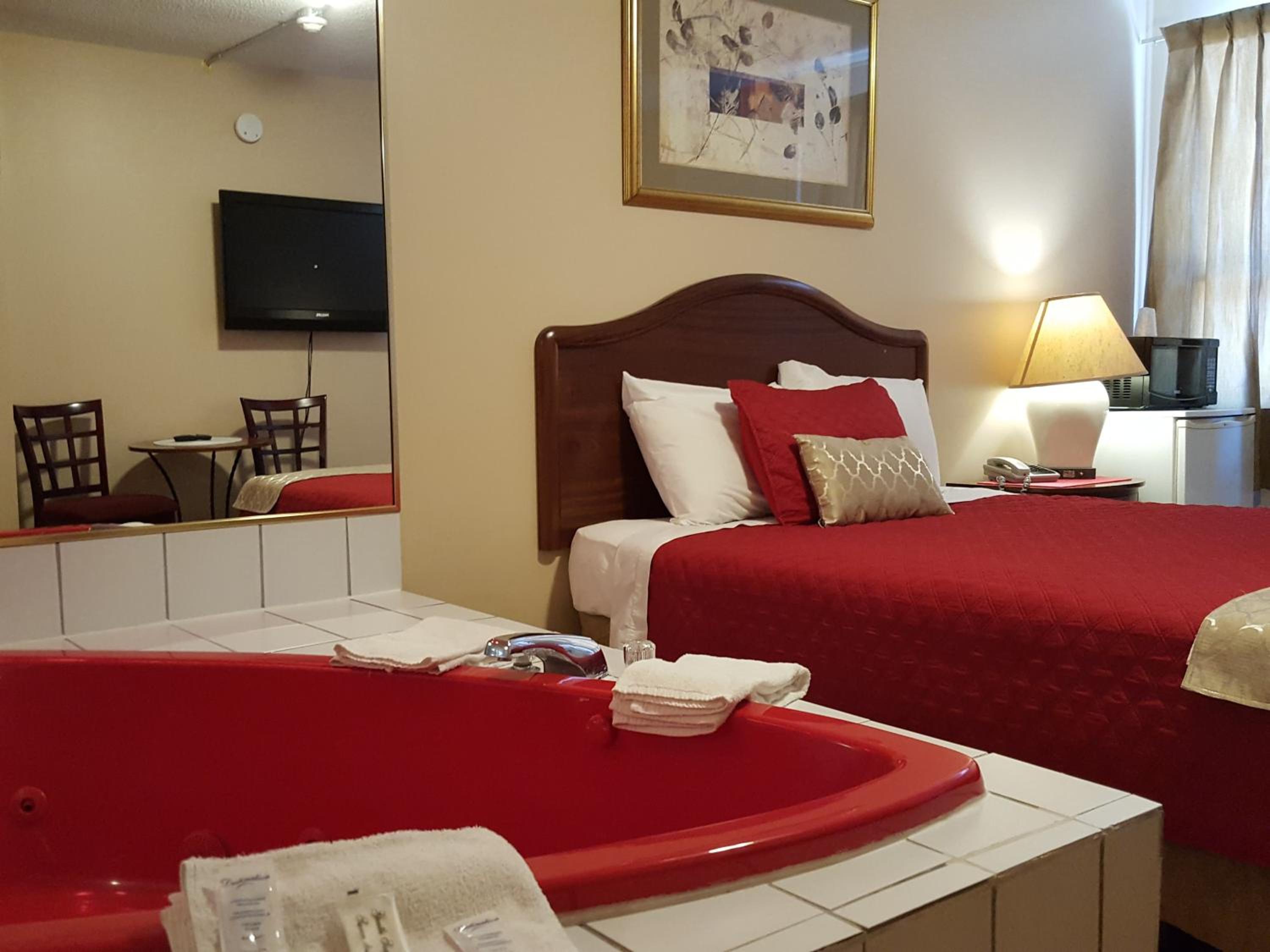 Honeymoon Suite with Hot Tub photo 1