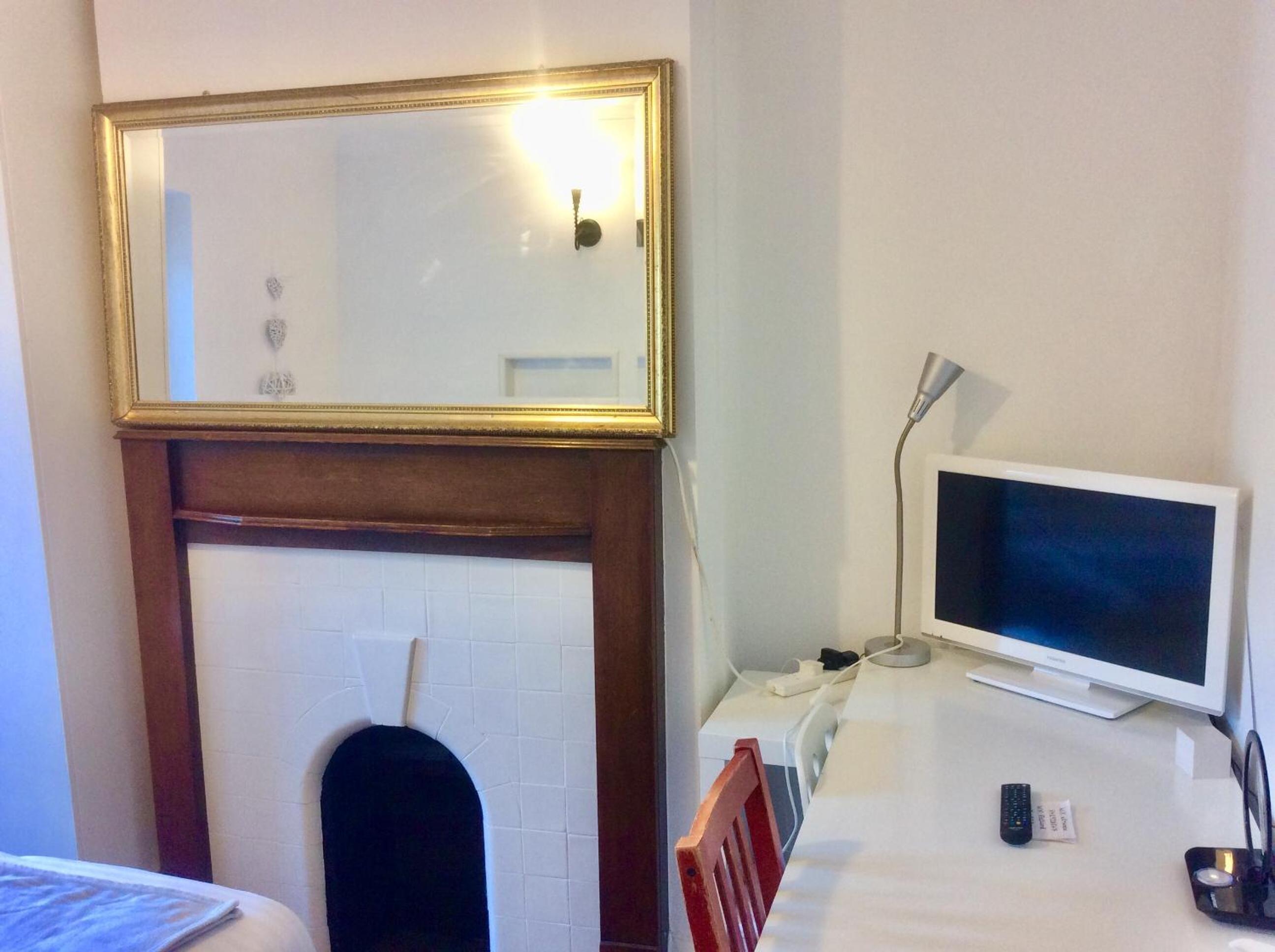 Double Room on Ground Floor with Patio Access - Photo 3