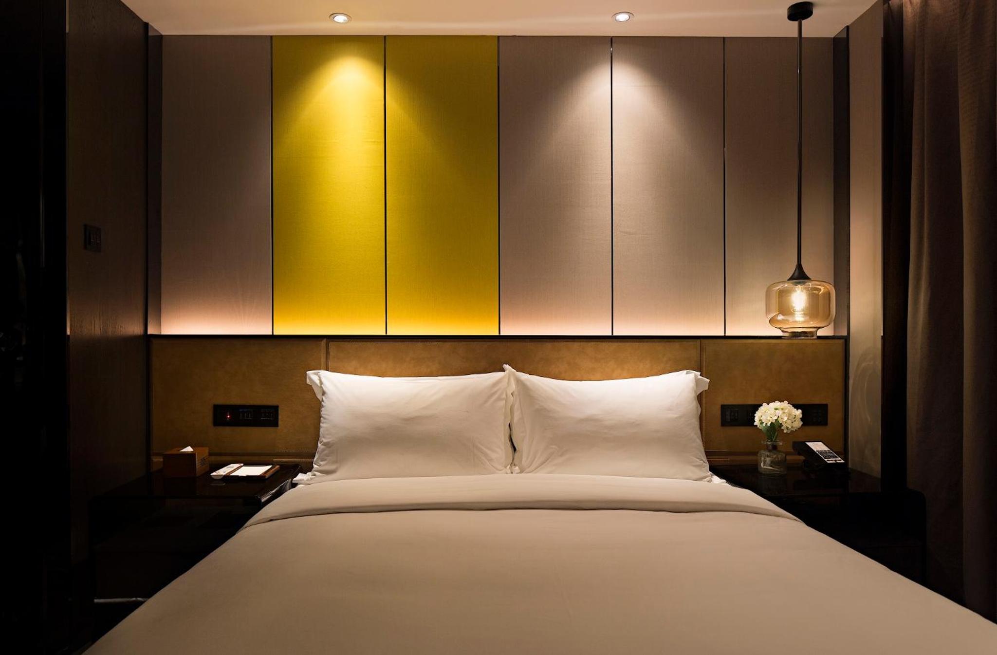 Cozy Room With King Bed-No Window