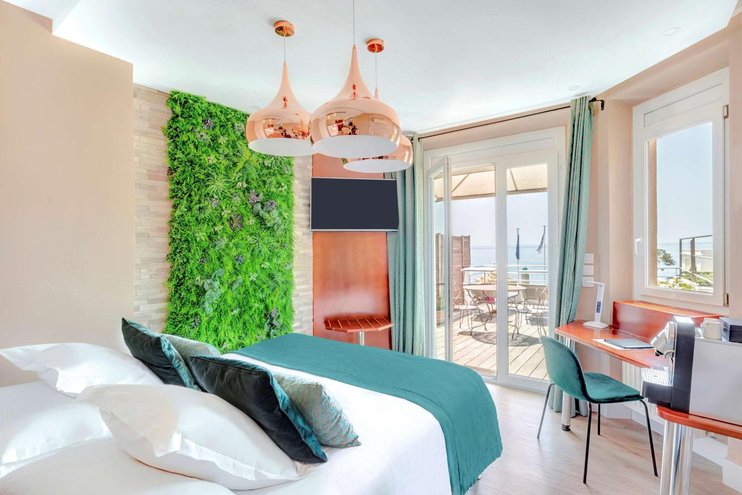 Junior Suite with Queen Bed and Private Terrace - Panoramic Sea View  photo 1