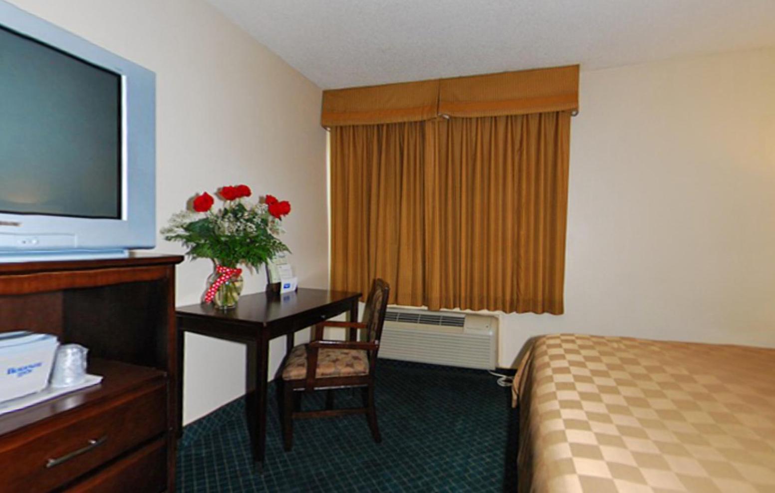 Queen Room - Disability Access - Photo 4