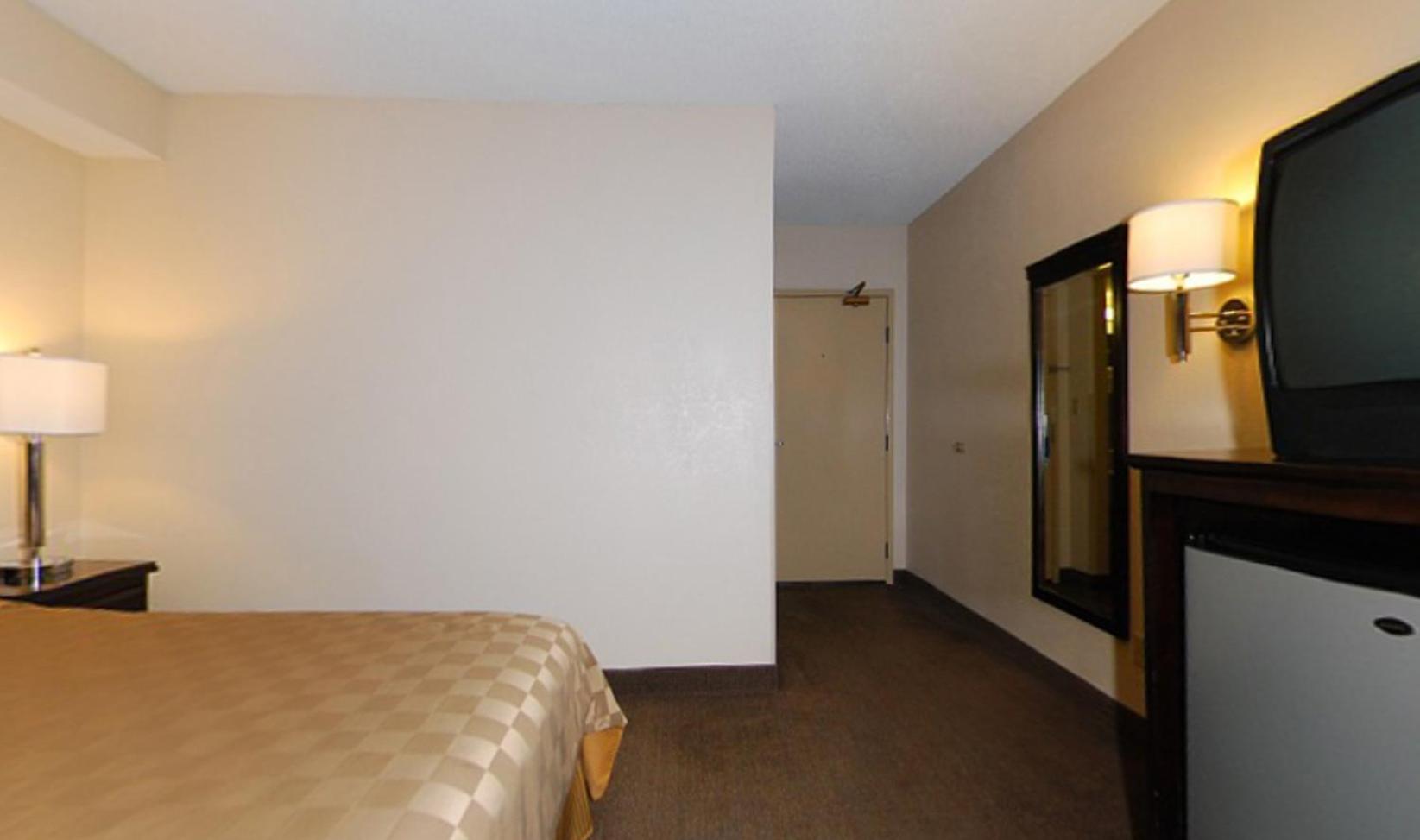 Queen Room - Disability Access - Photo 5