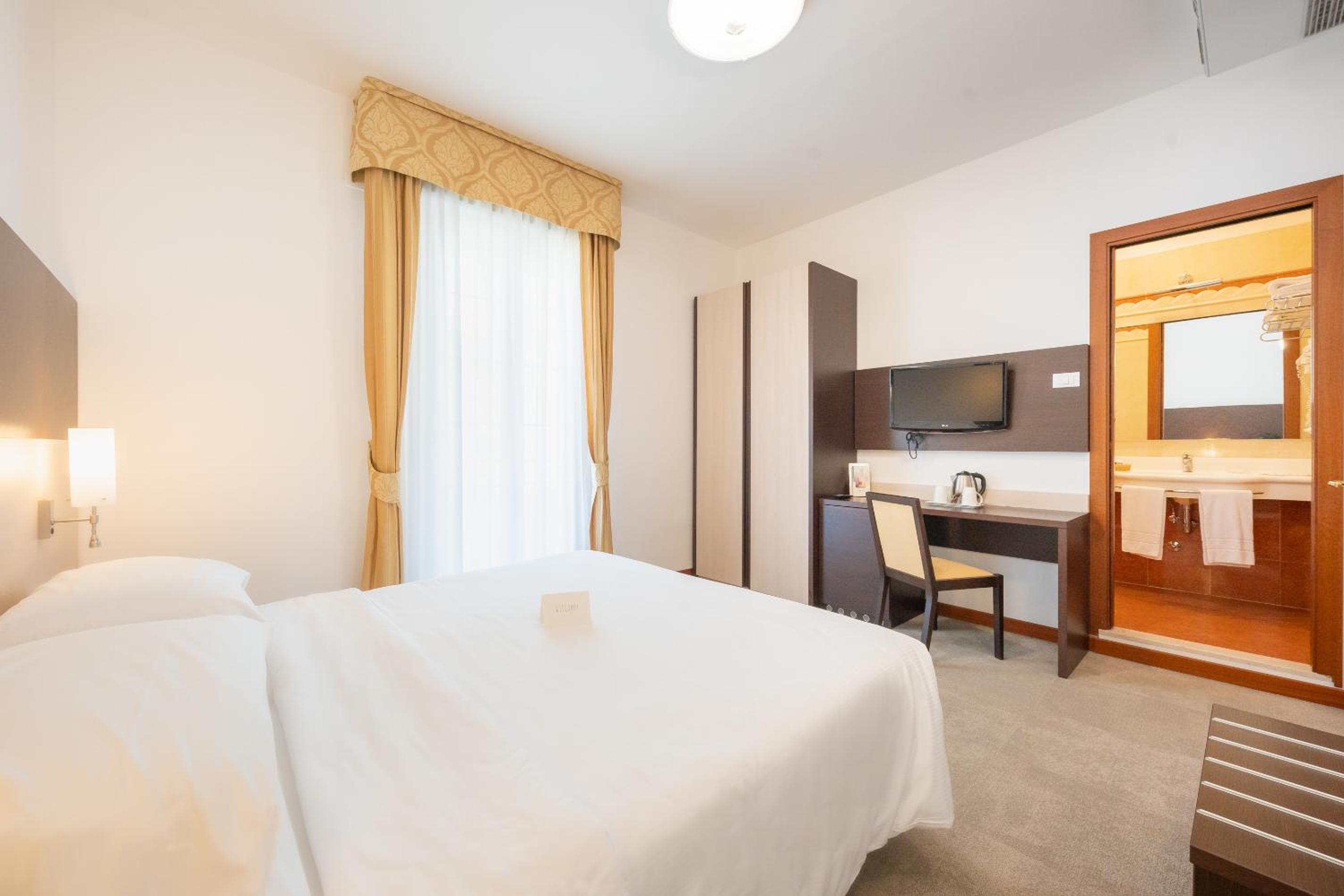Double Room - Photo 5