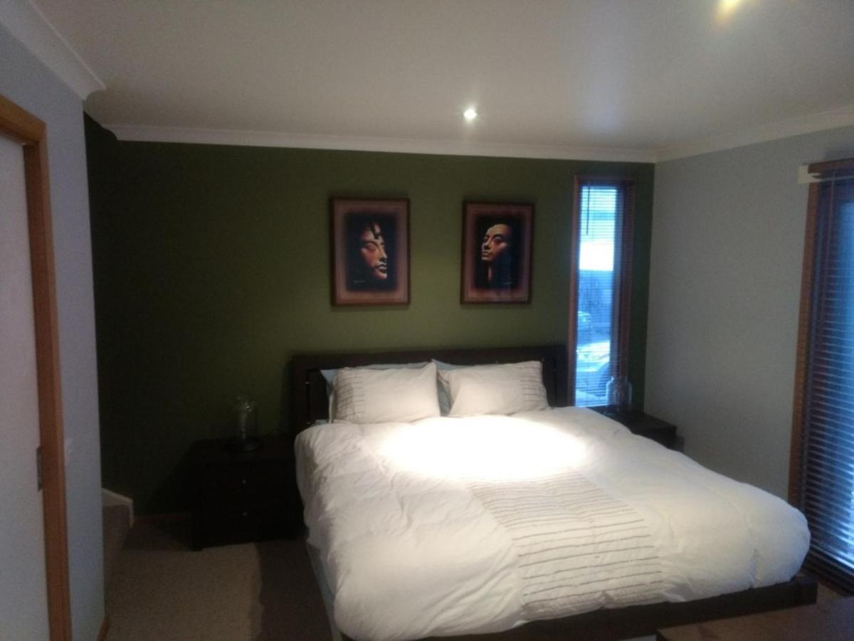 Three-Bedroom House - Photo 5