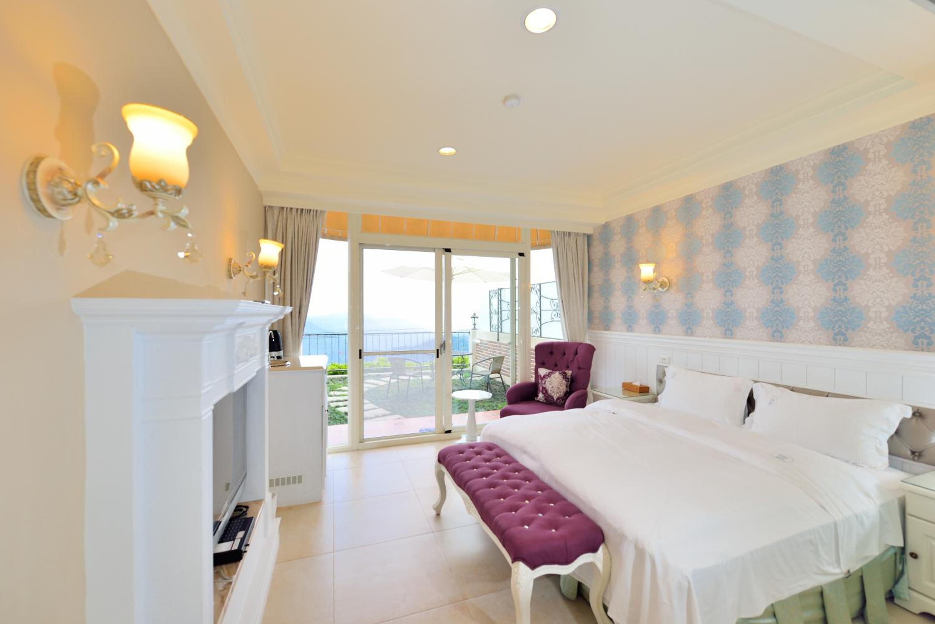 Double Room with Lake or Mountain View photo 2