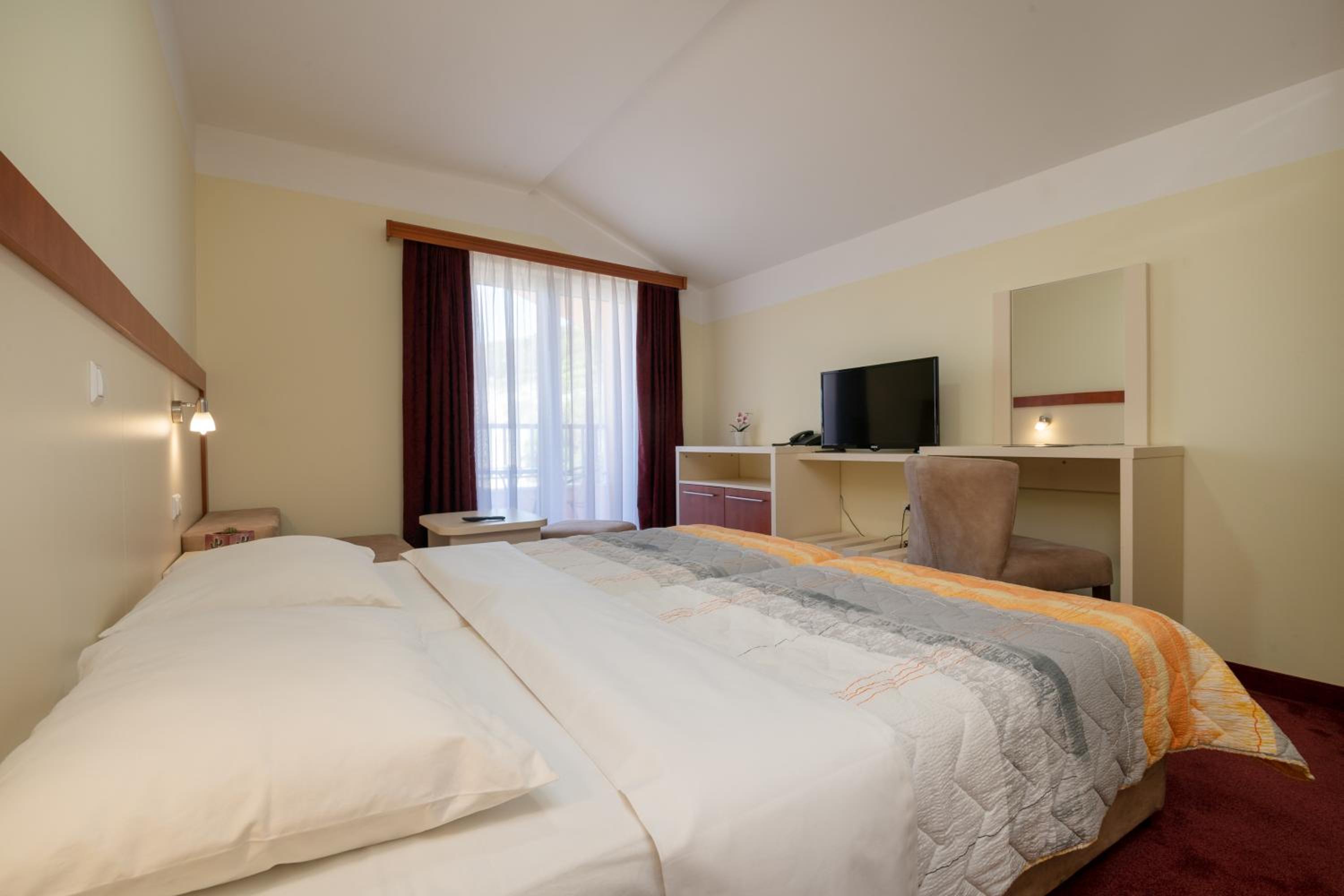 Double or Twin Room with Balcony and Sea View - Photo 2