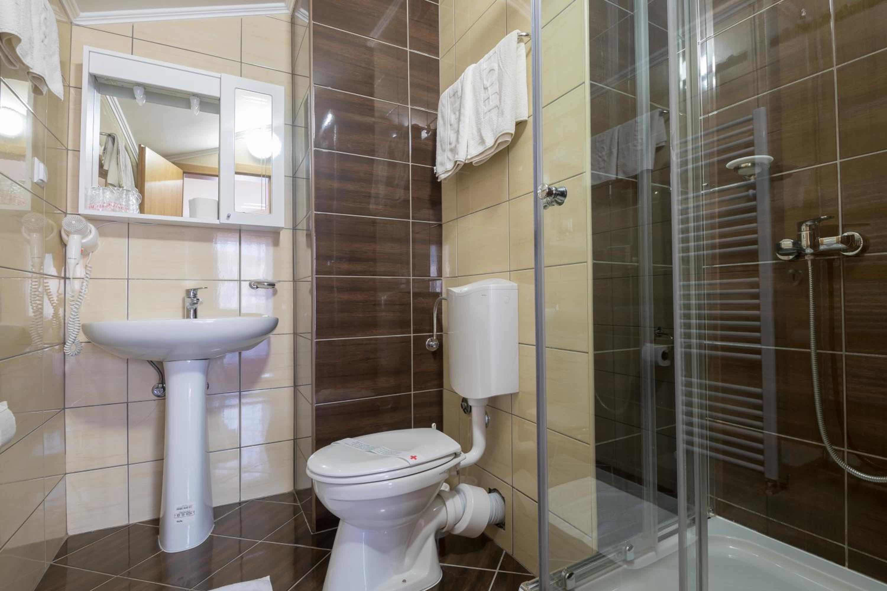 Double or Twin Room with Balcony and Sea View - Photo 9