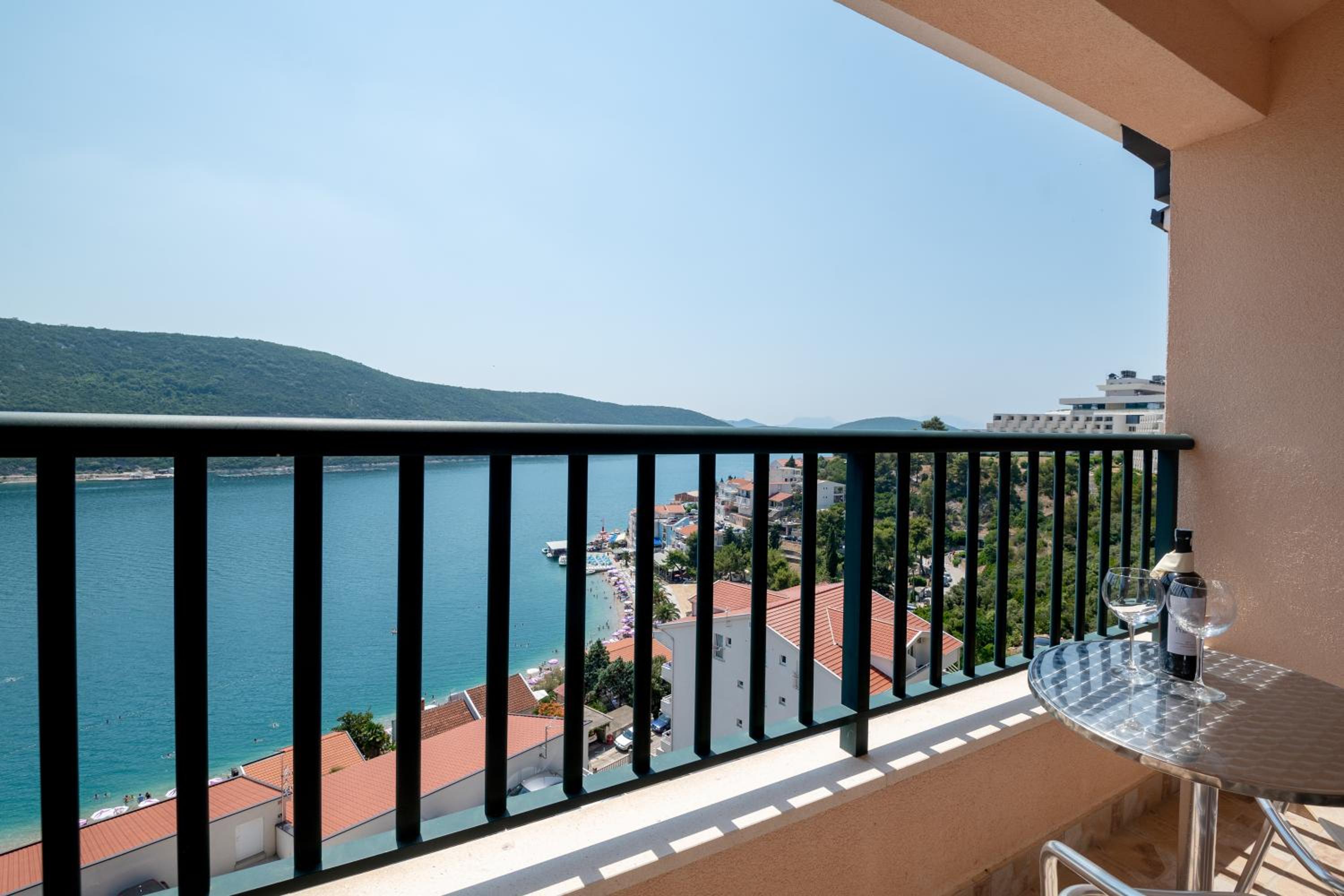 Double or Twin Room with Balcony and Sea View - Photo 7
