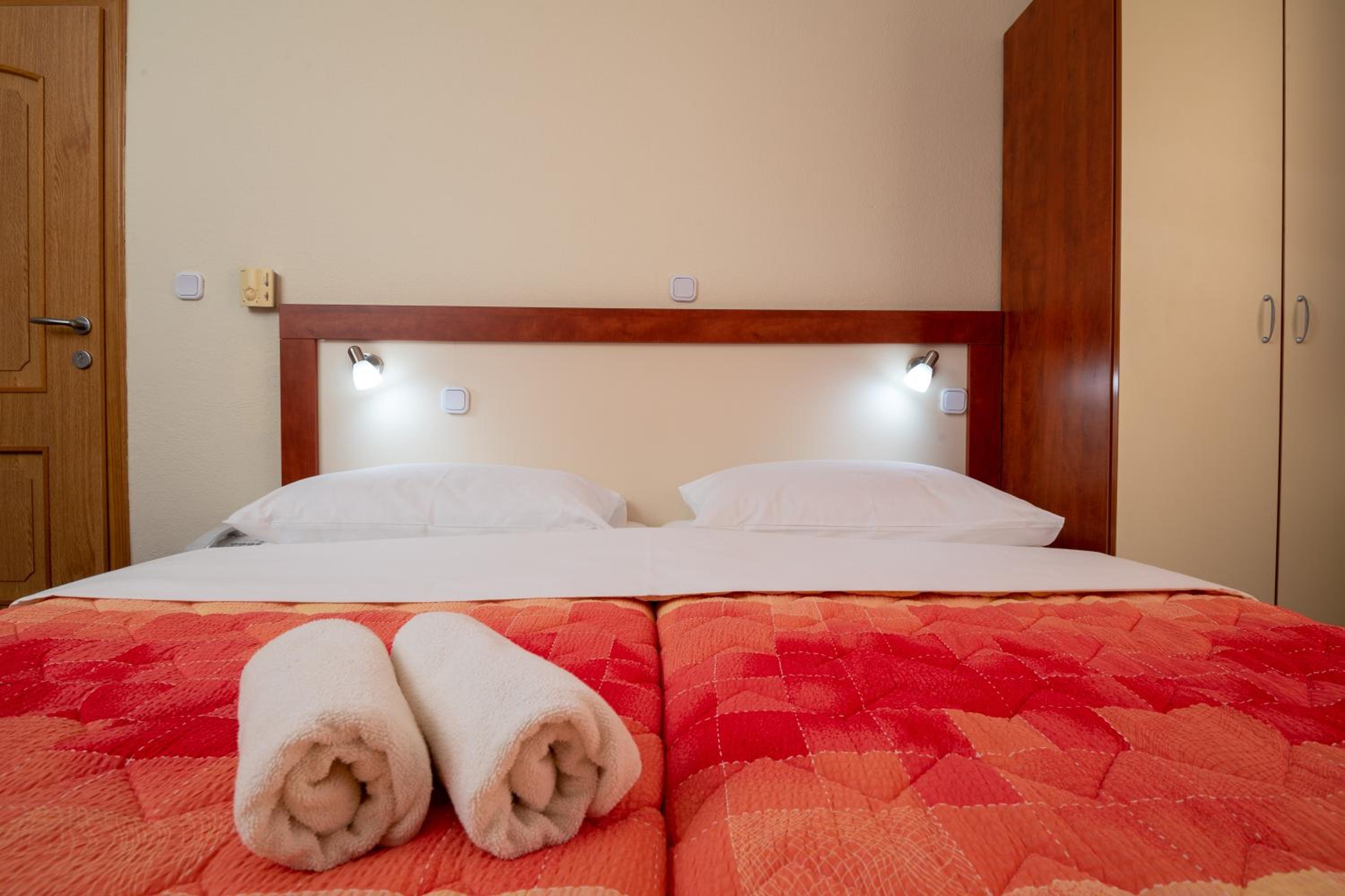Double or Twin Room with Balcony and Sea View - Photo 8