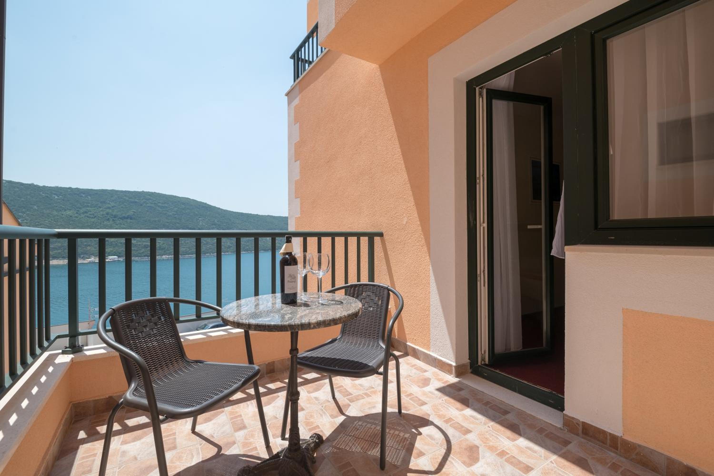 Double or Twin Room with Balcony and Sea View - Photo 6