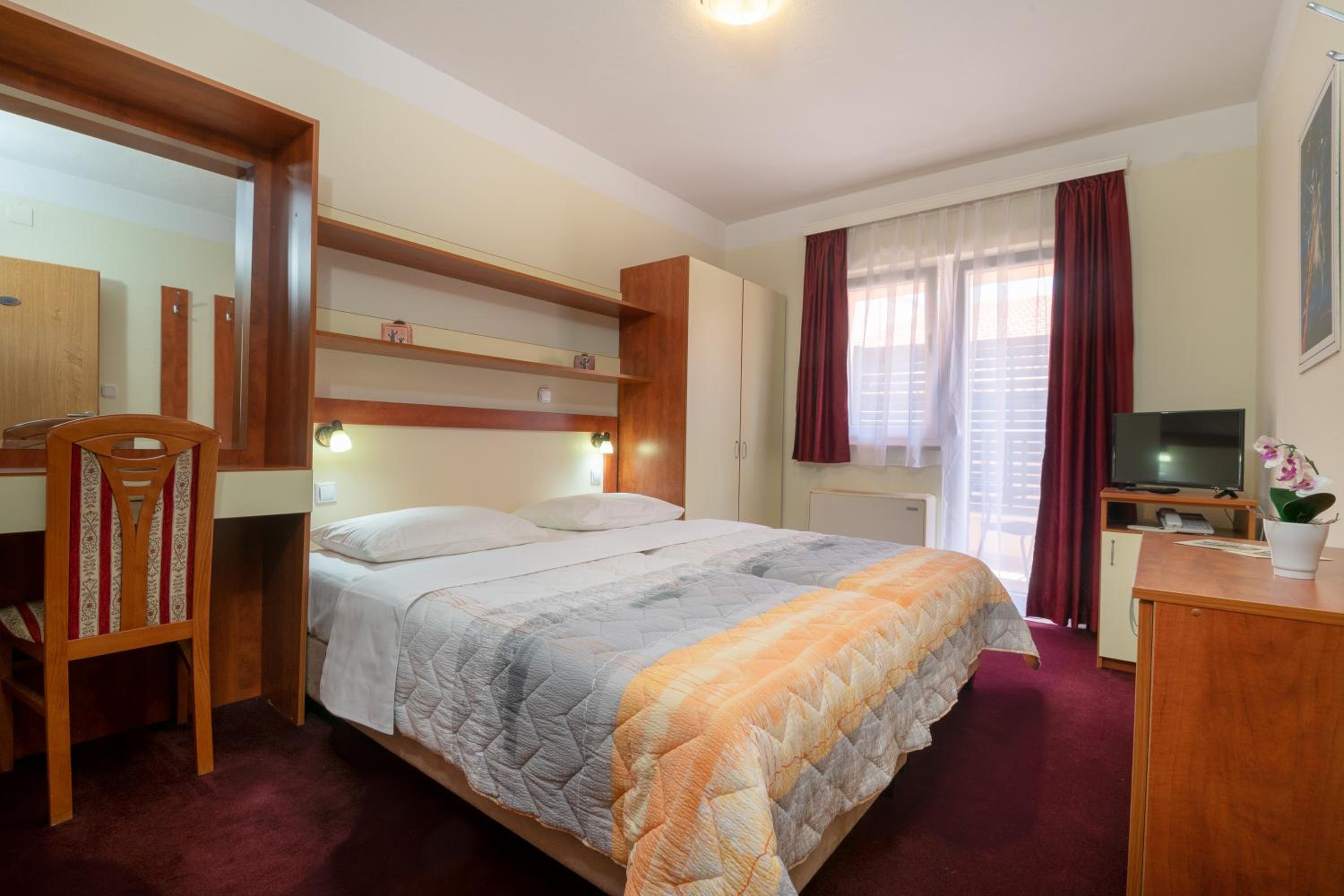Double or Twin Room with Balcony and Sea View - Photo 4