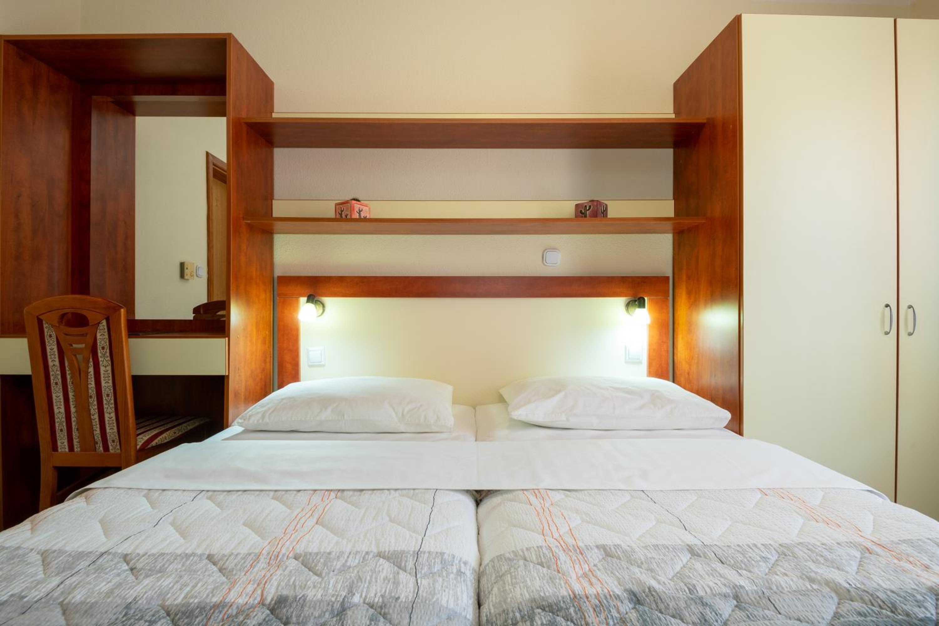 Double or Twin Room with Balcony and Sea View - Photo 3