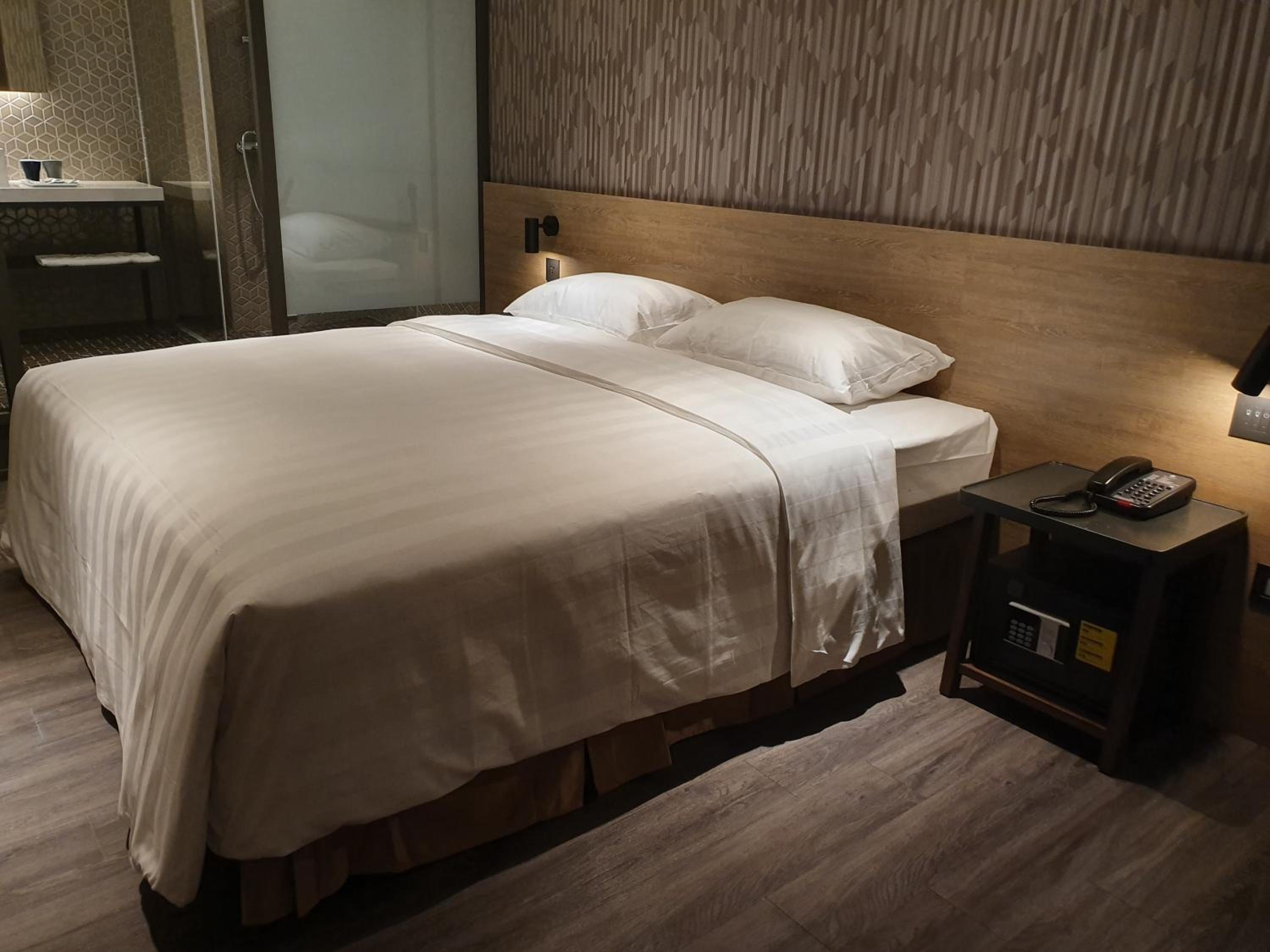 Standard Double Room - No Window - Photo 8