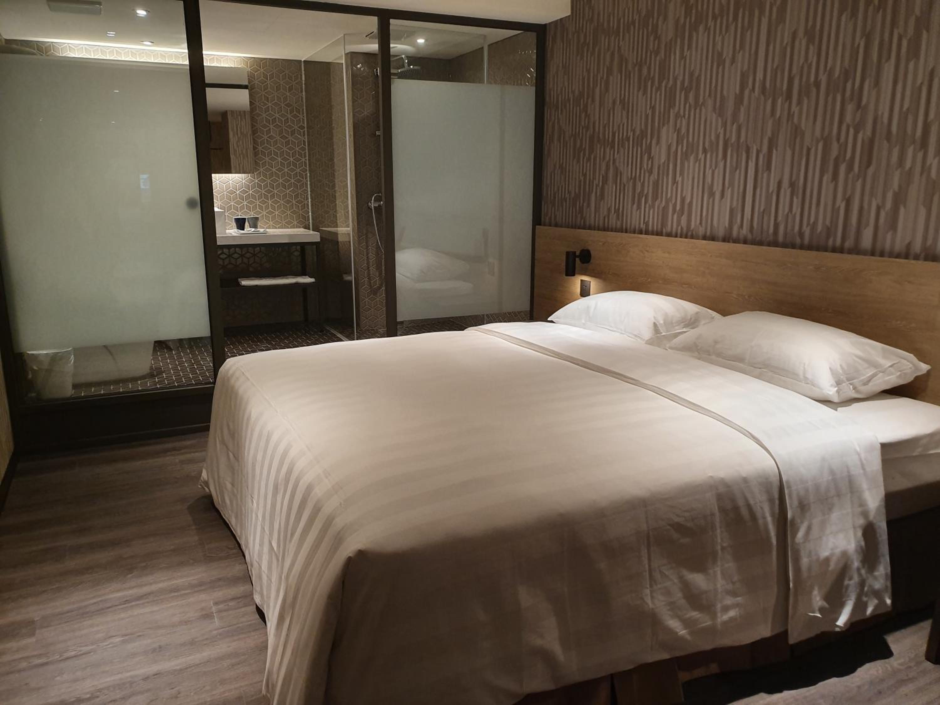Standard Double Room - No Window - Photo 7