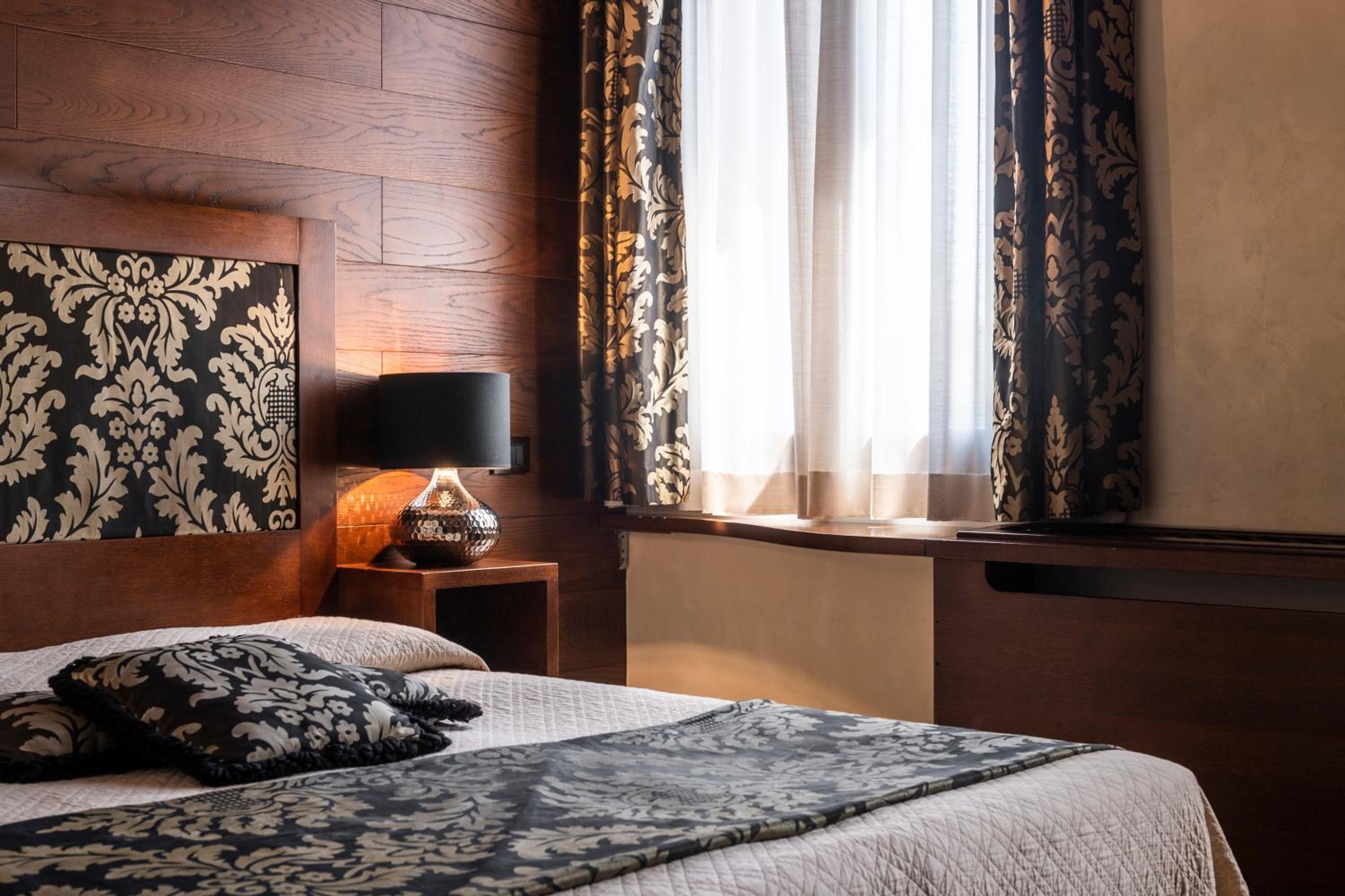Deluxe Double Room with Grand Canal View photo 2