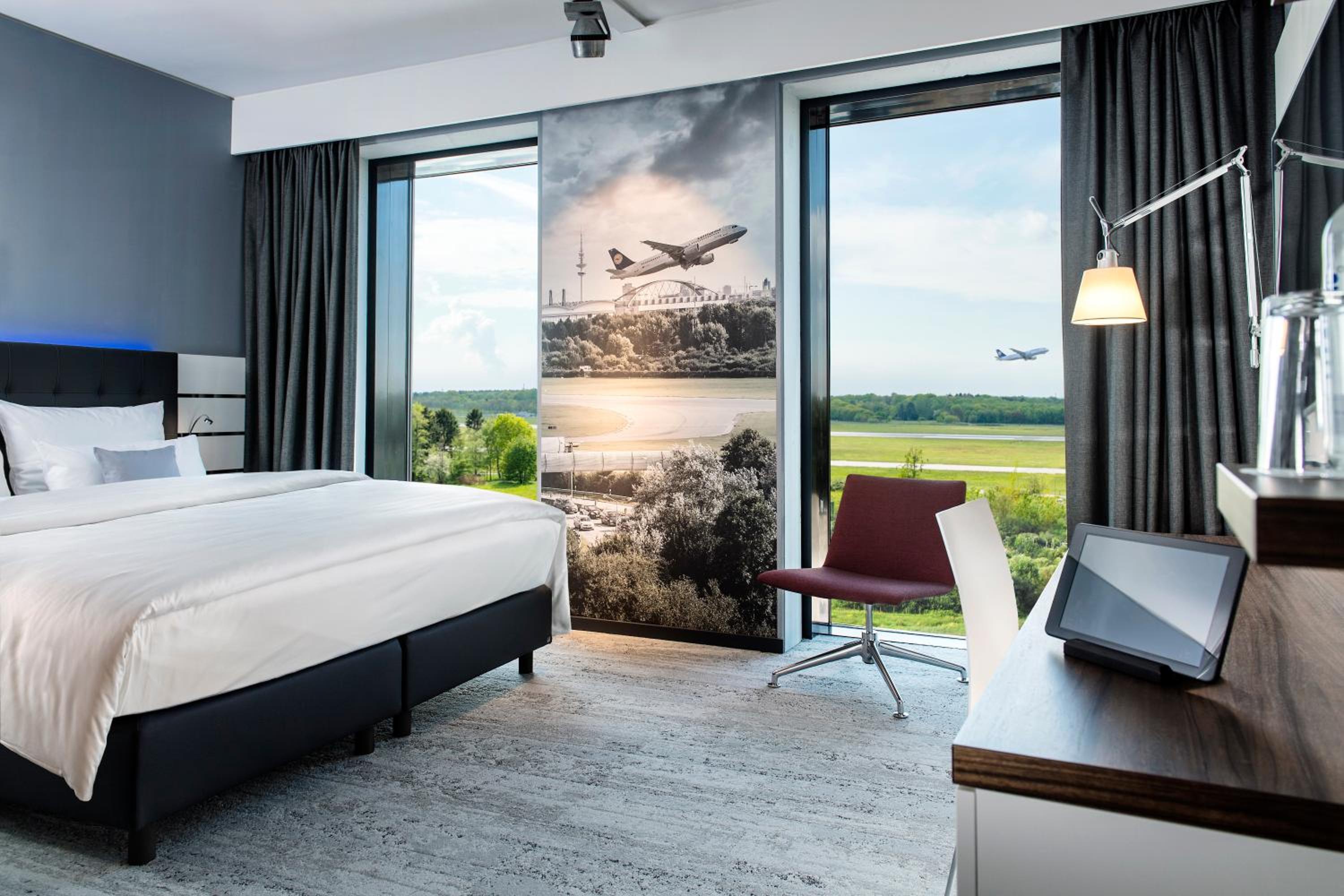 Premium Economy Class, Guest room, 1 Double, City view photo 3