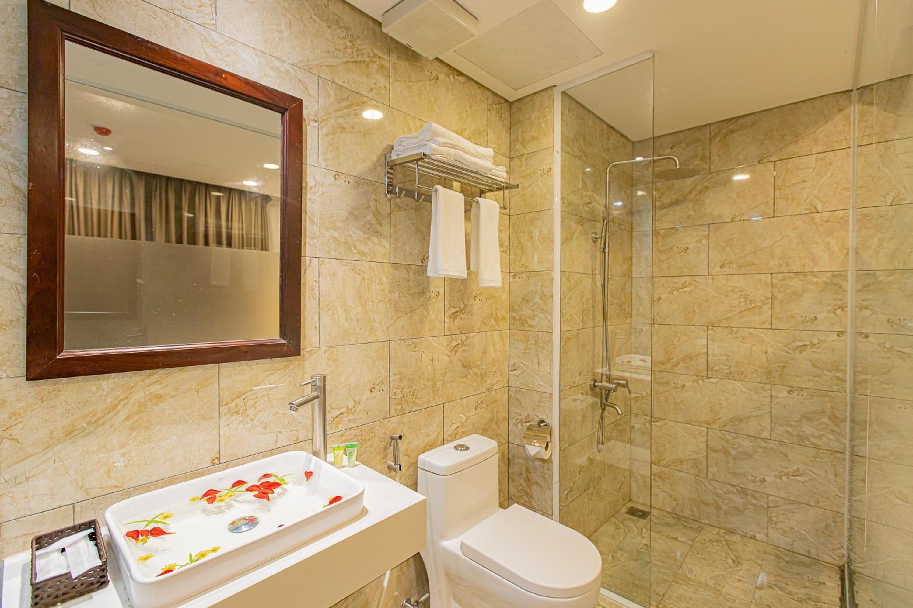 Deluxe Double Room With Balcony - Photo 4