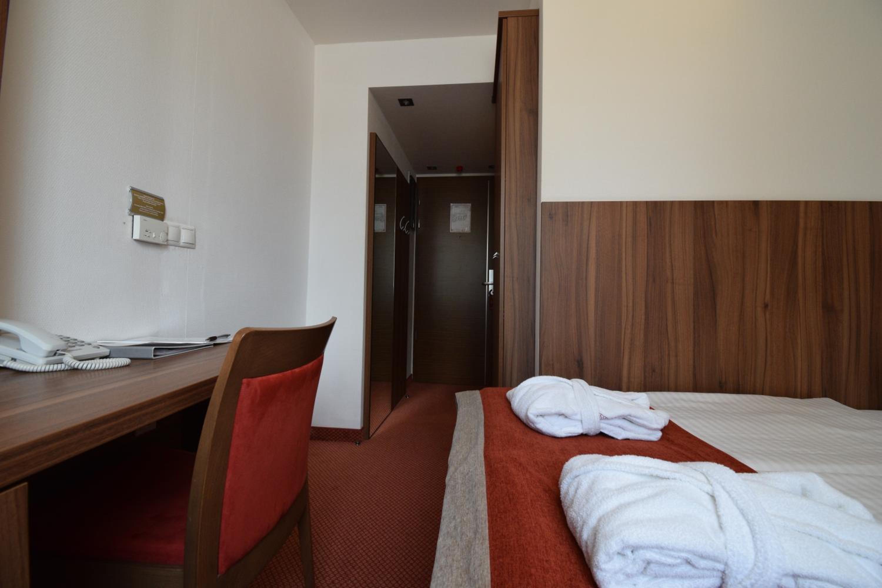 Small Double Room - Photo 11