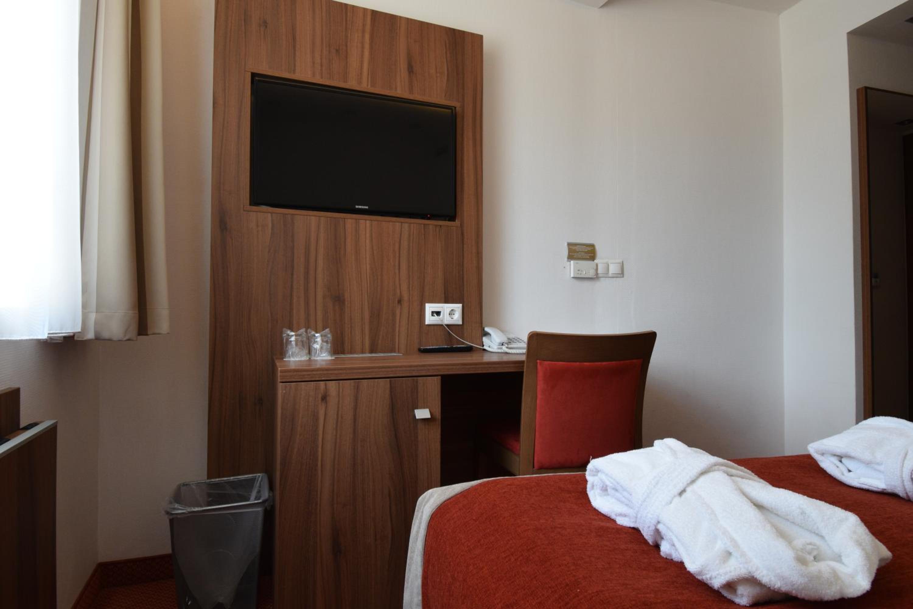 Small Double Room - Photo 5