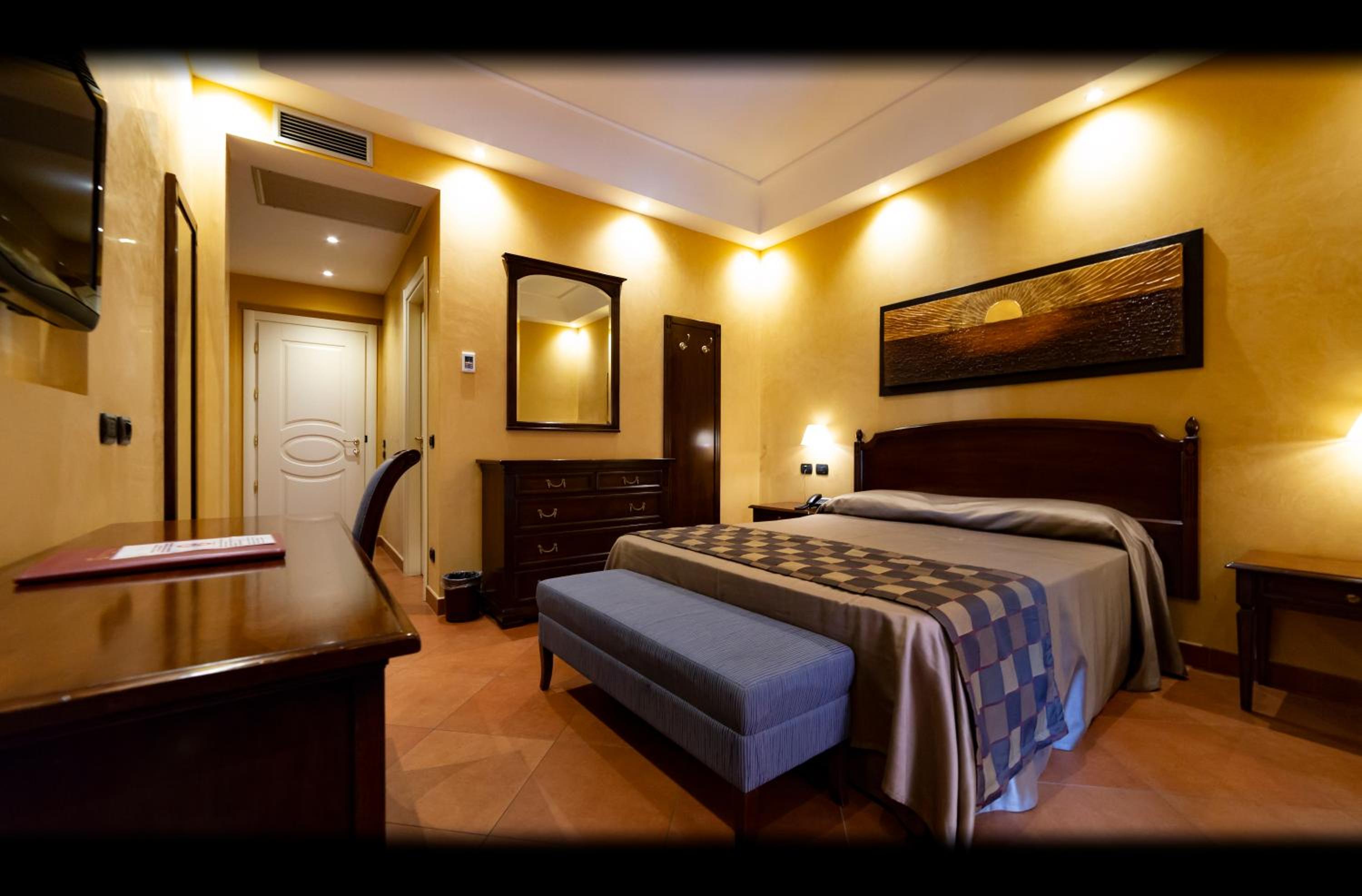 Classic Double Room - Photo 12