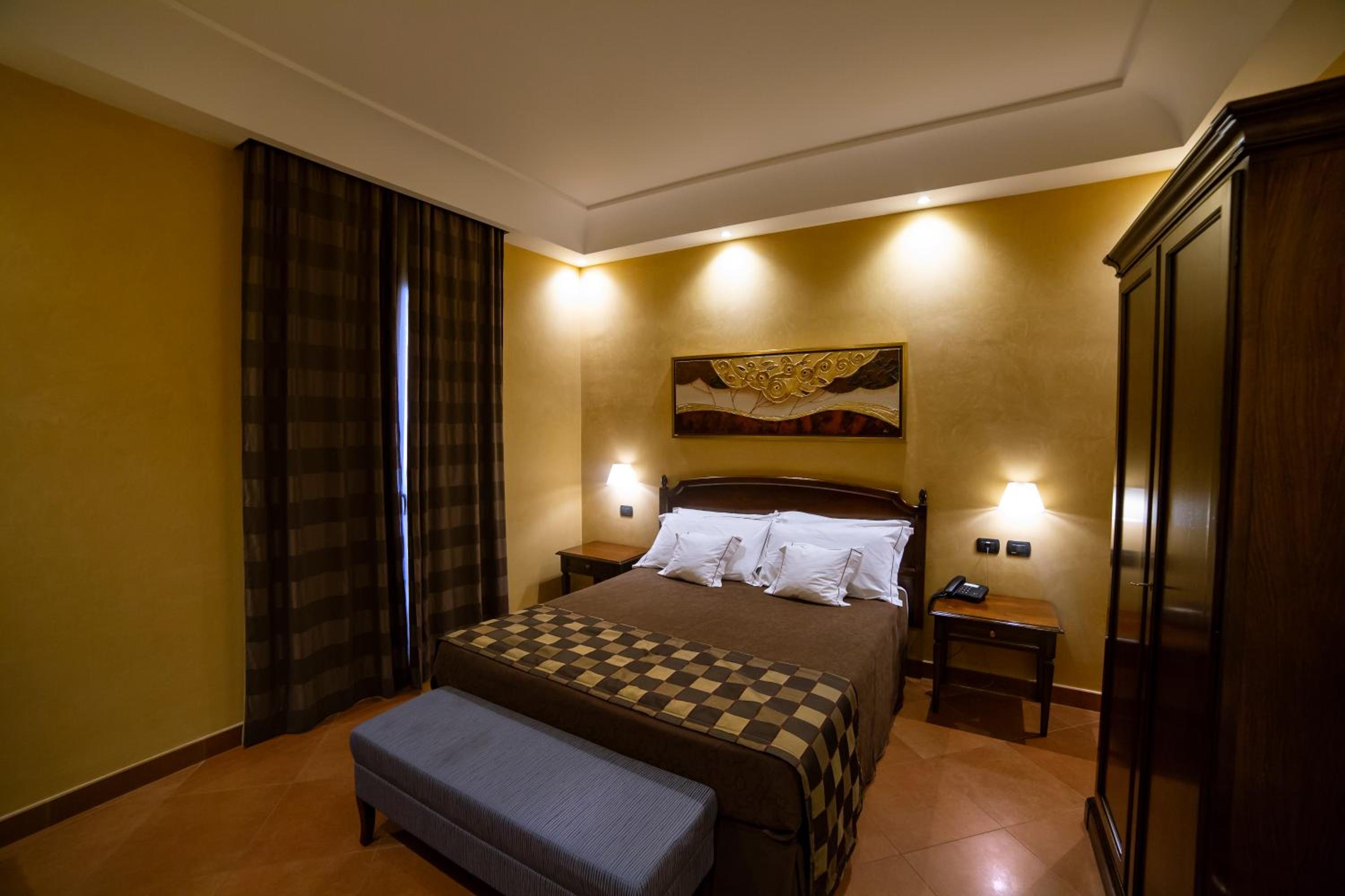 Classic Double Room - Photo 11