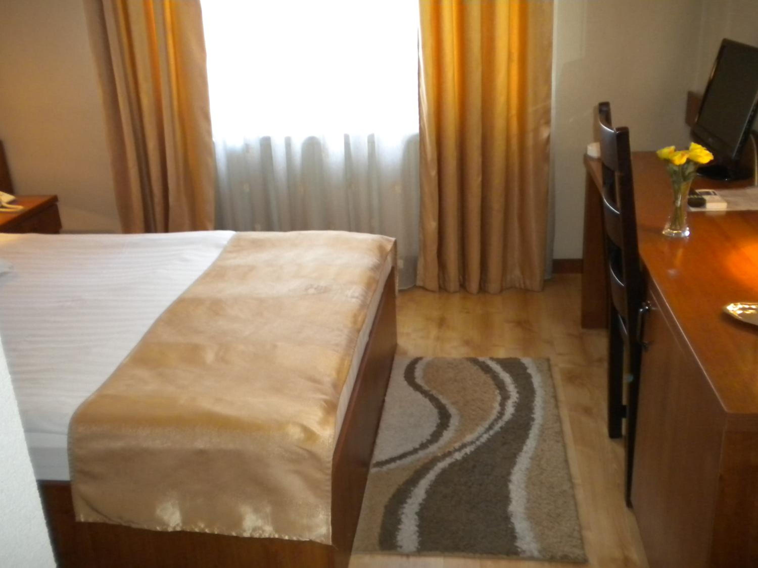 Double Queen Room - Photo 1
