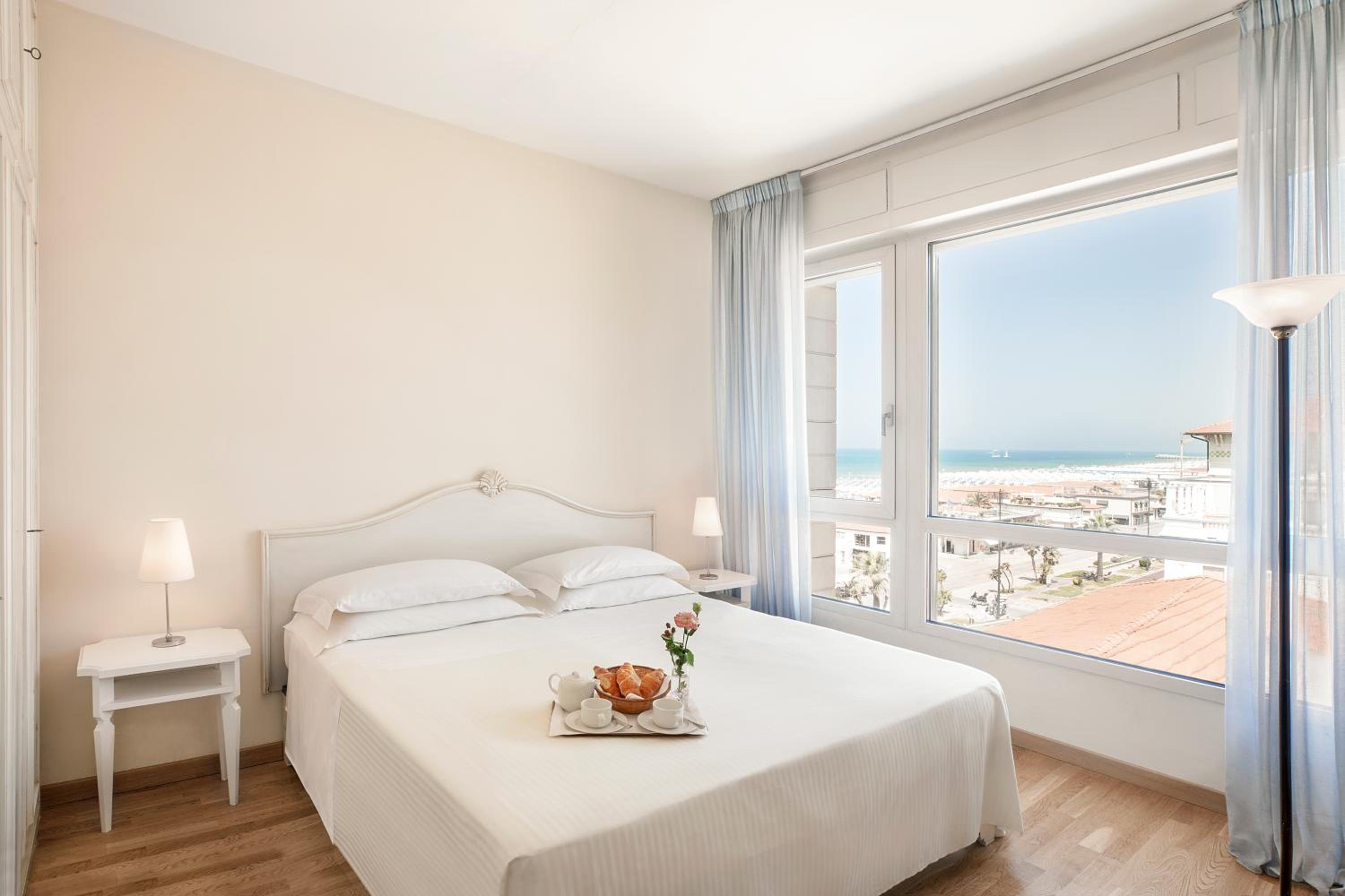 Suite - Photo 1