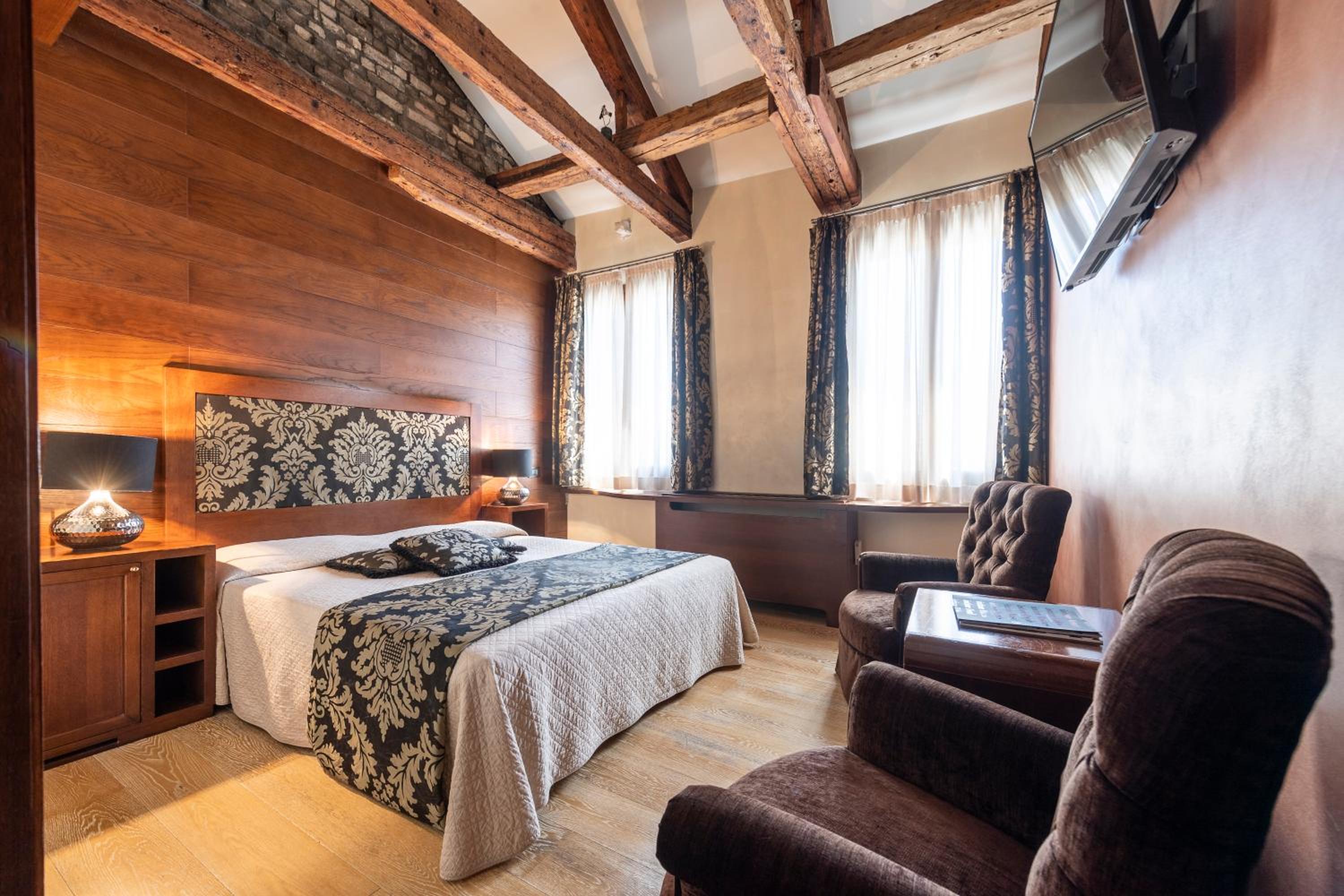Deluxe Double Room with Grand Canal View photo 1