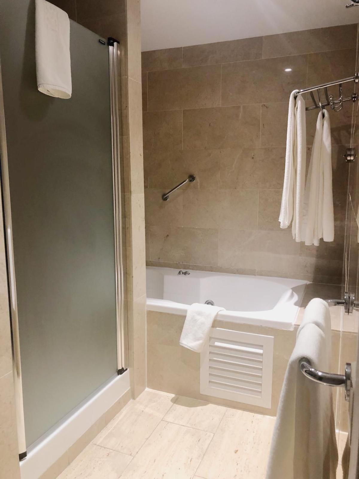 Standard Twin Room - Photo 6