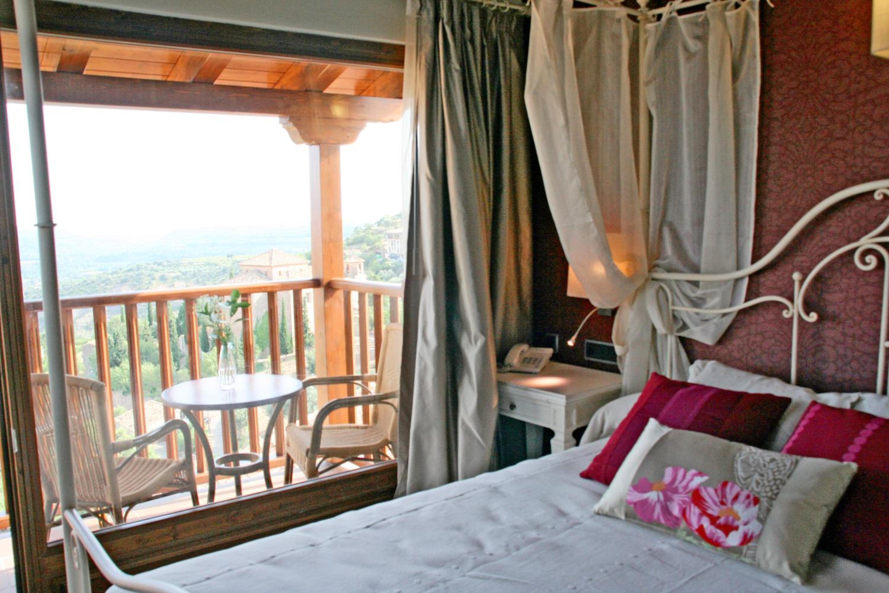 Habitación Doble Superior con Terraza y Vista al Castillo.
