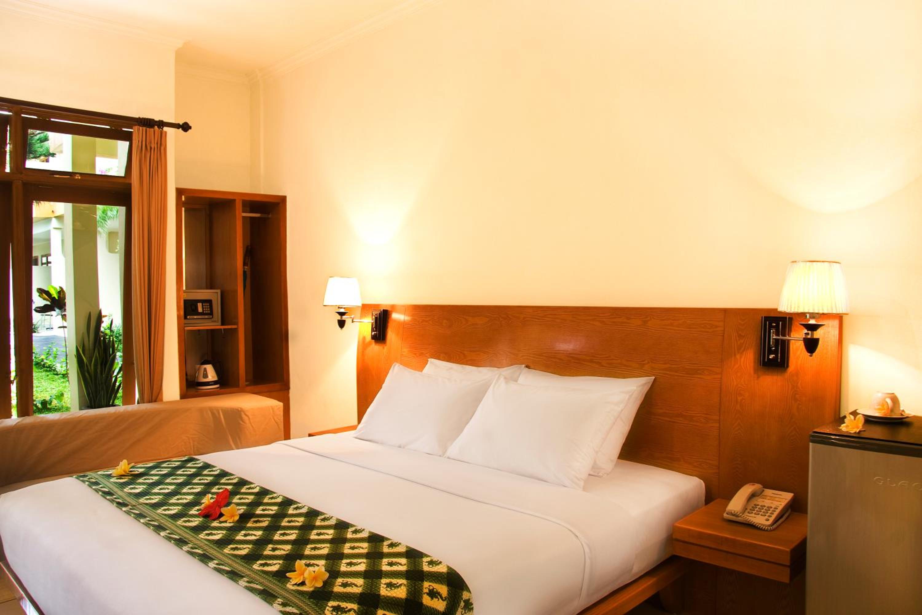 Standard King Room - Photo 13