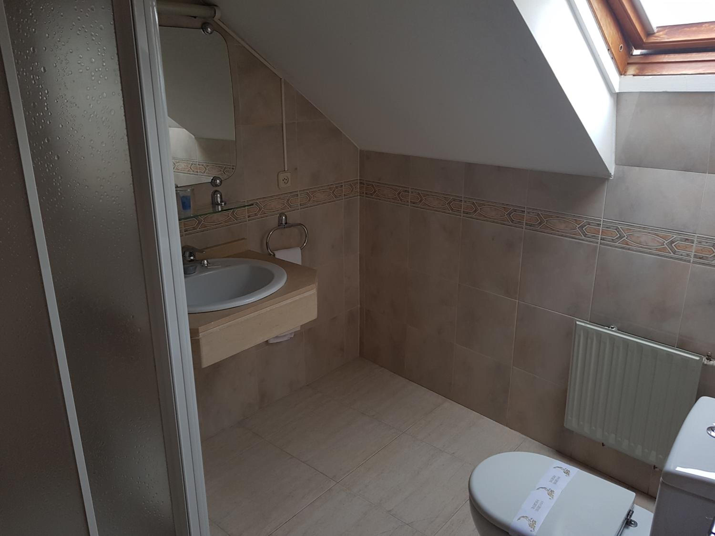 Twin Room With Private Bathroom photo 2