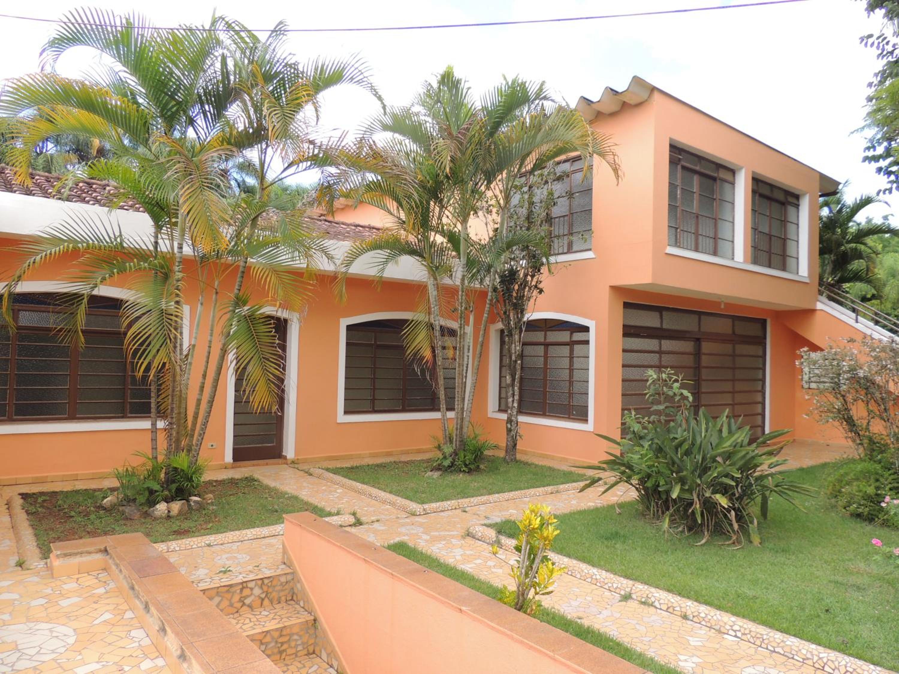 Six-Bedroom House photo 3