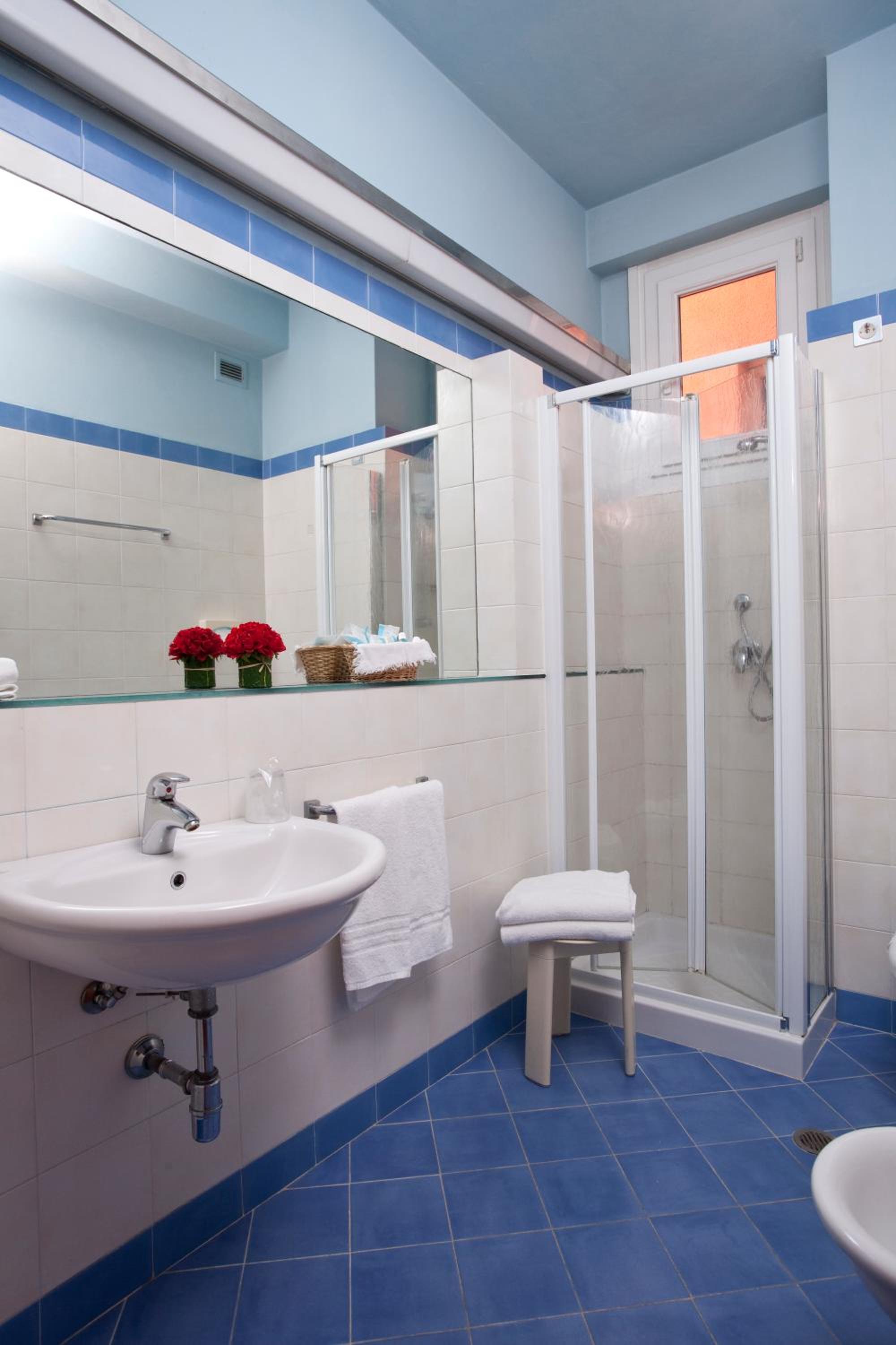 Double or Twin Room with Lateral Sea View - Photo 4