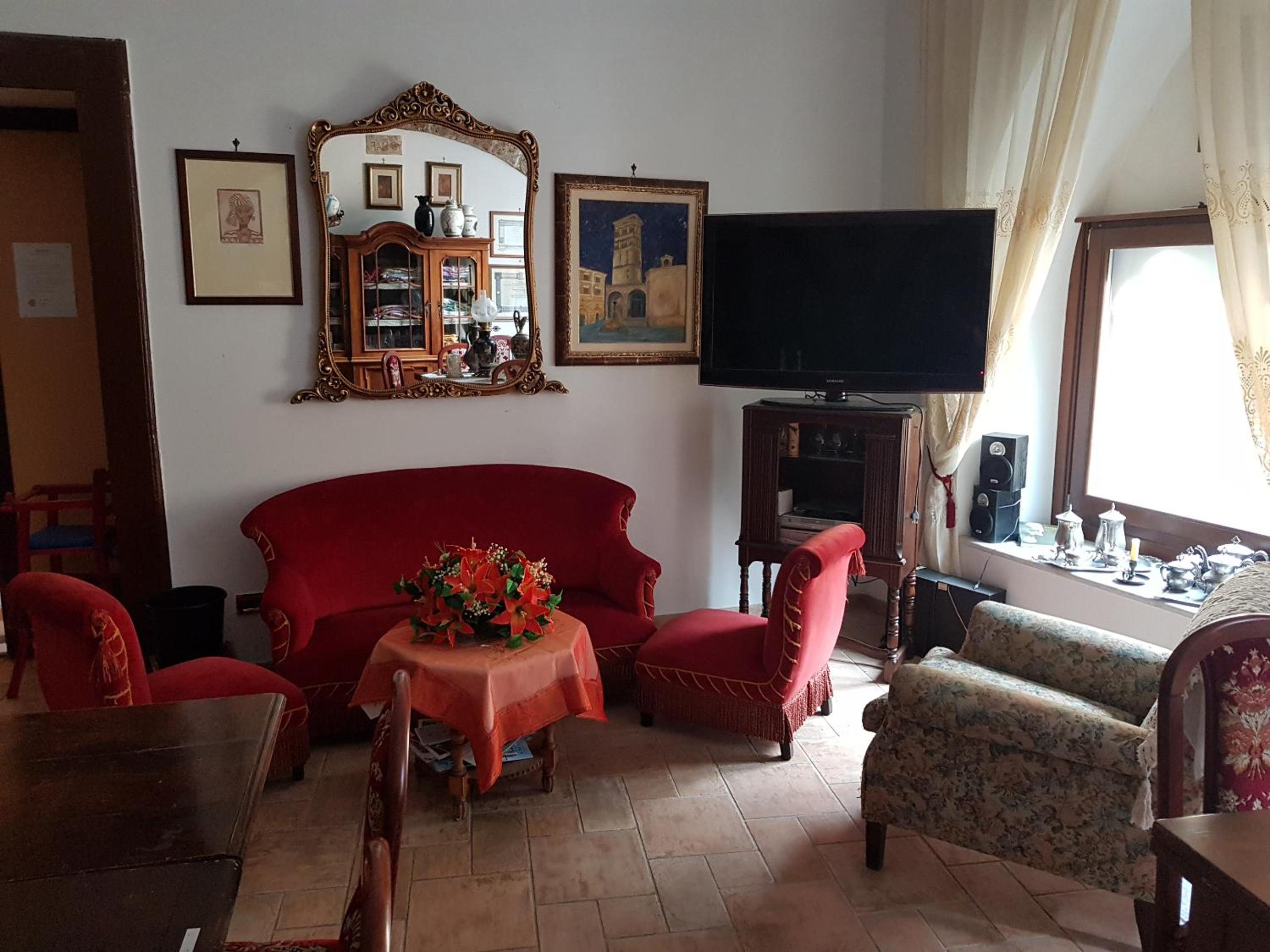 Family Room with Private Bathroom - Photo 7