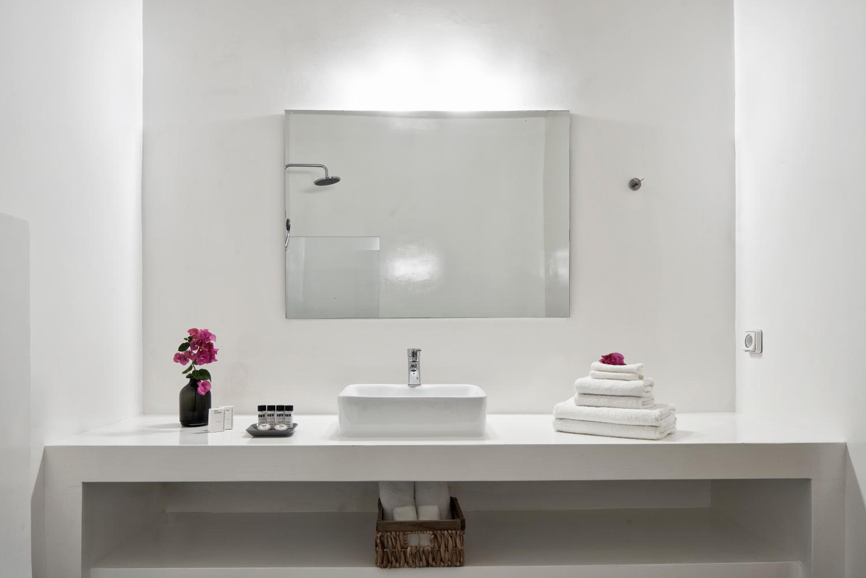 Deluxe Suite with Garden View & Outdoor Jet Tub  - Photo 16
