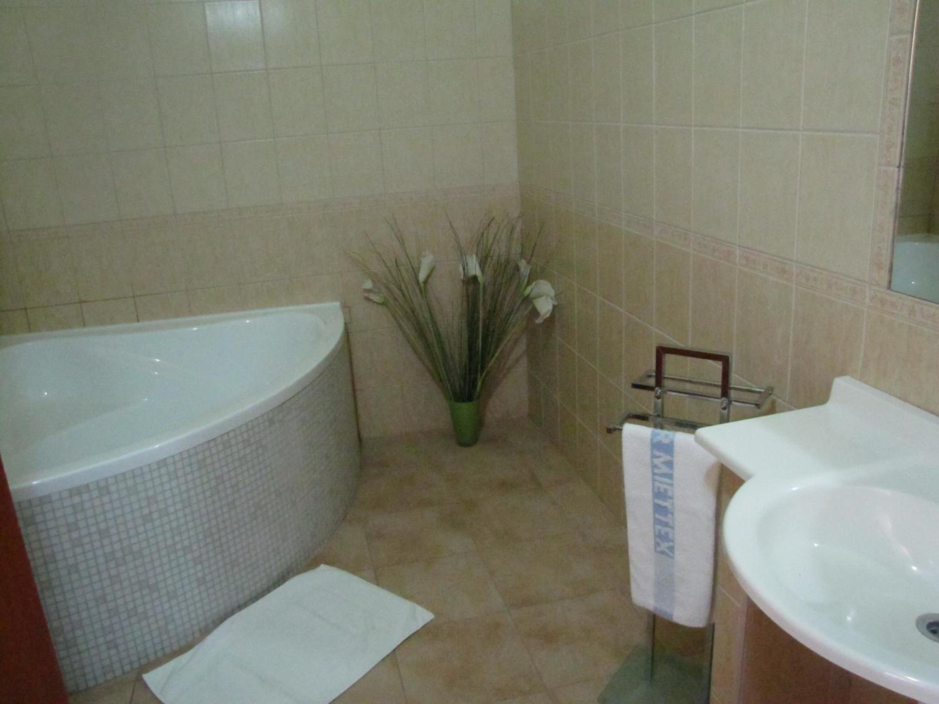 Standard Twin Room - Photo 8