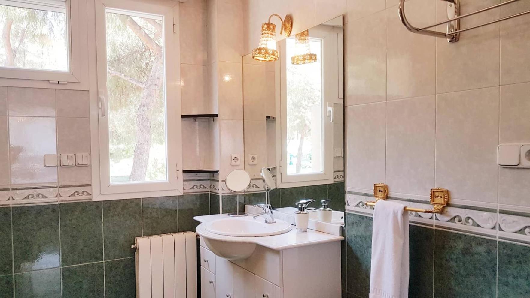 Double Room with Bath - Photo 17