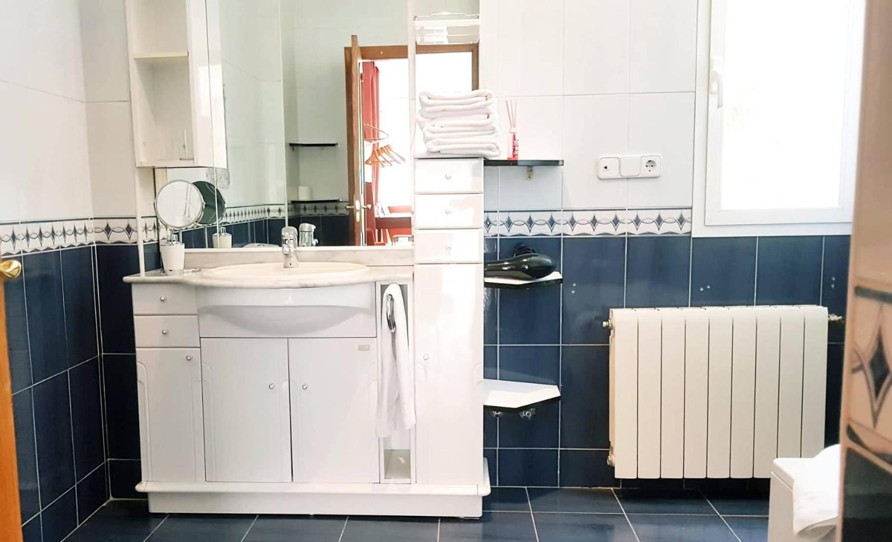 Double Room with Bath - Photo 18