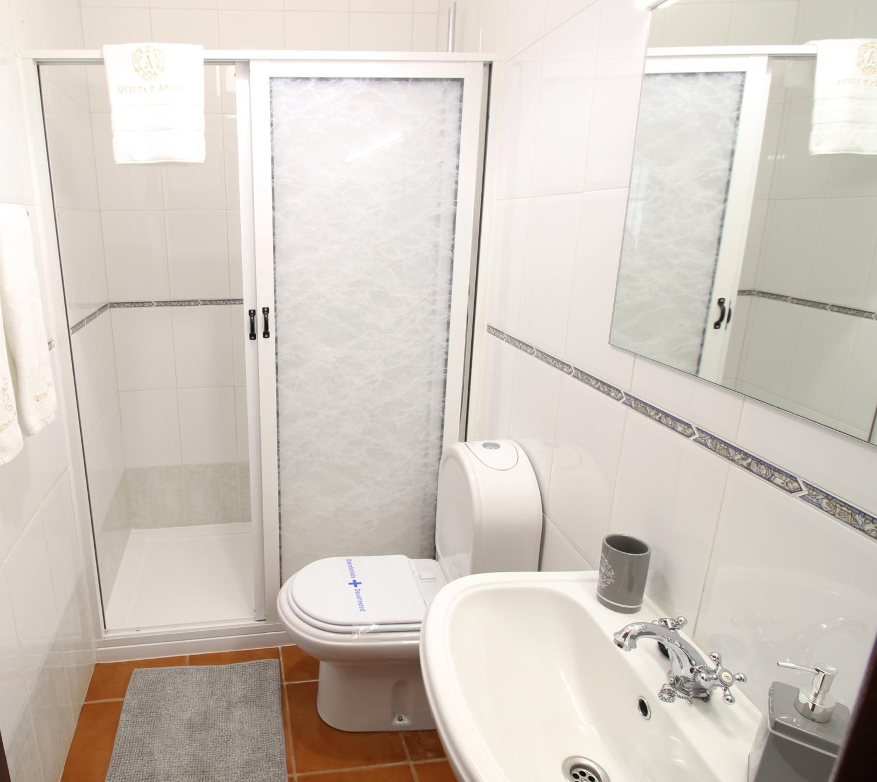 Double or Twin Room with Private Bathroom - Photo 7