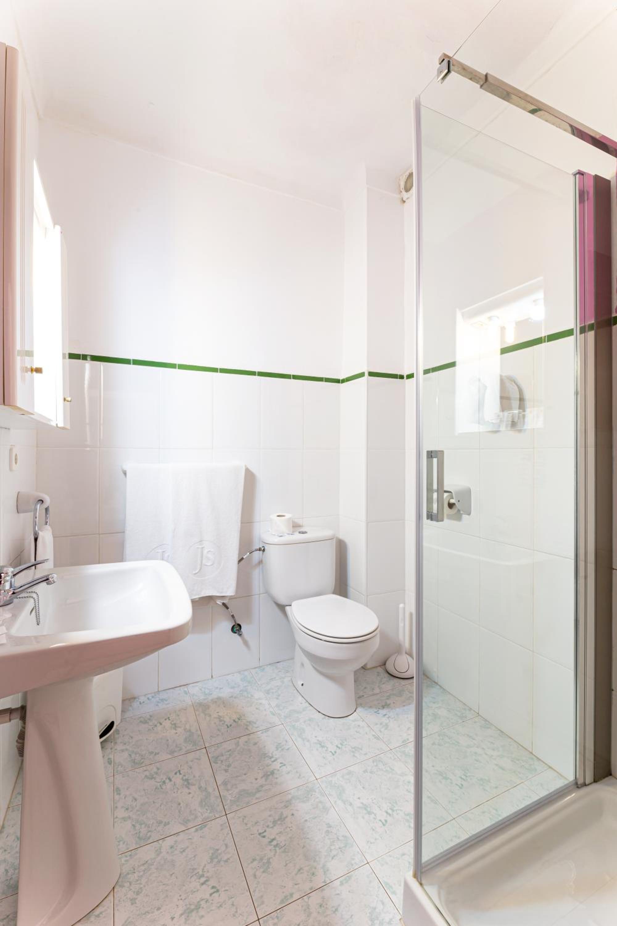Economy Double or Twin Room with Private External Bathroom photo 3