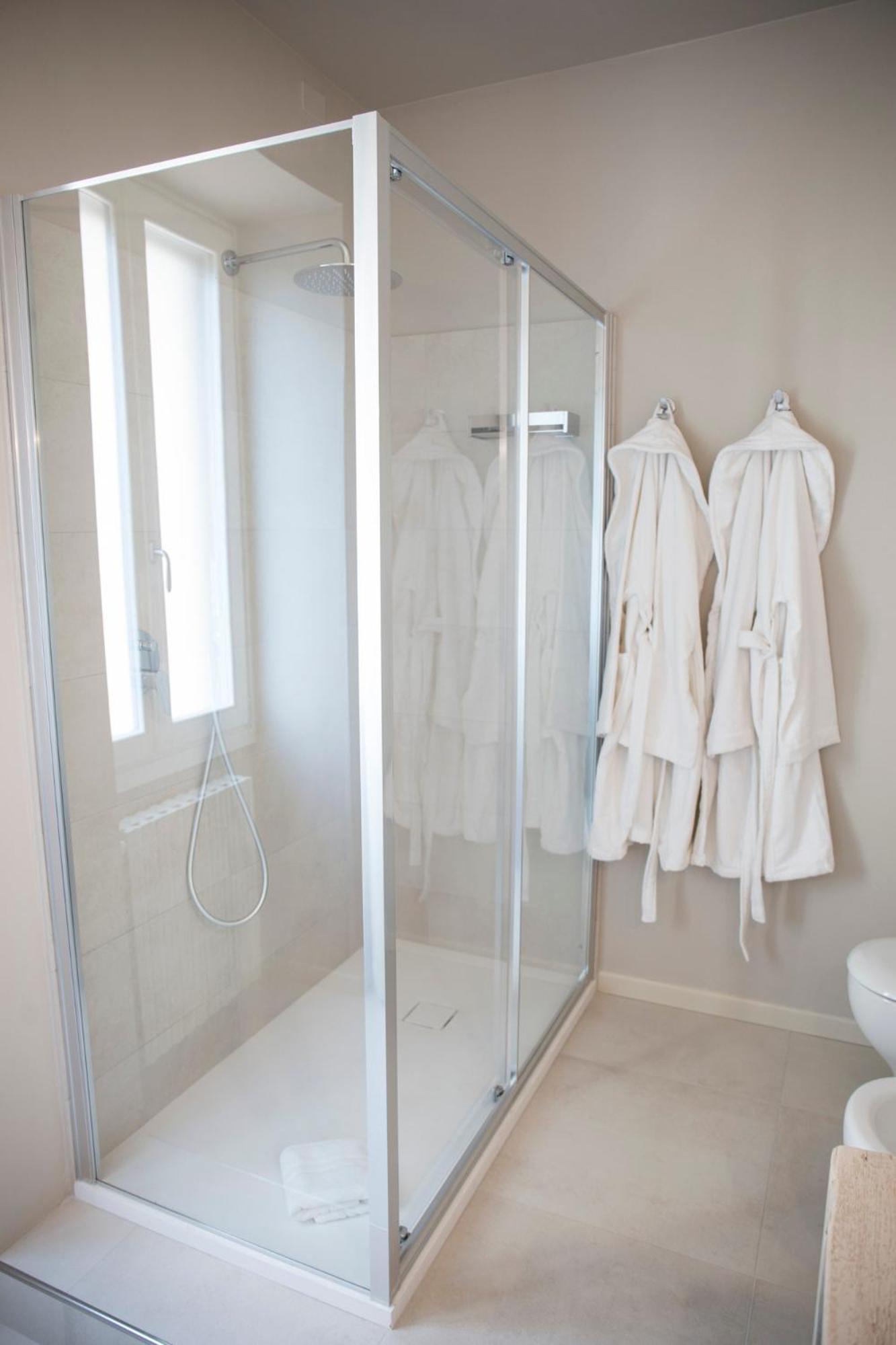Double or Twin Room with Private Bathroom photo 2