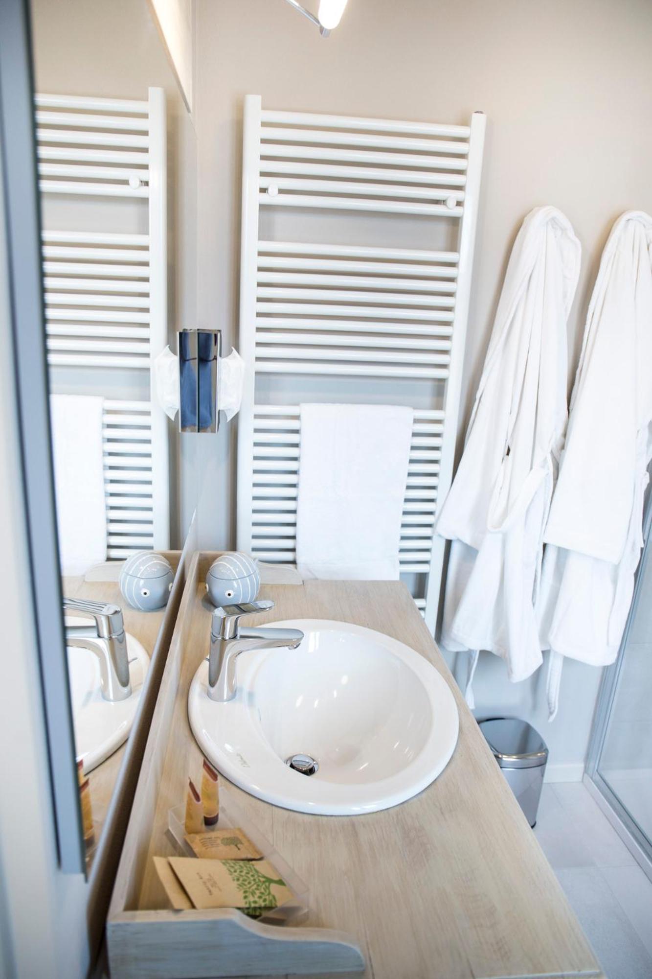 Double or Twin Room with Private Bathroom photo 3