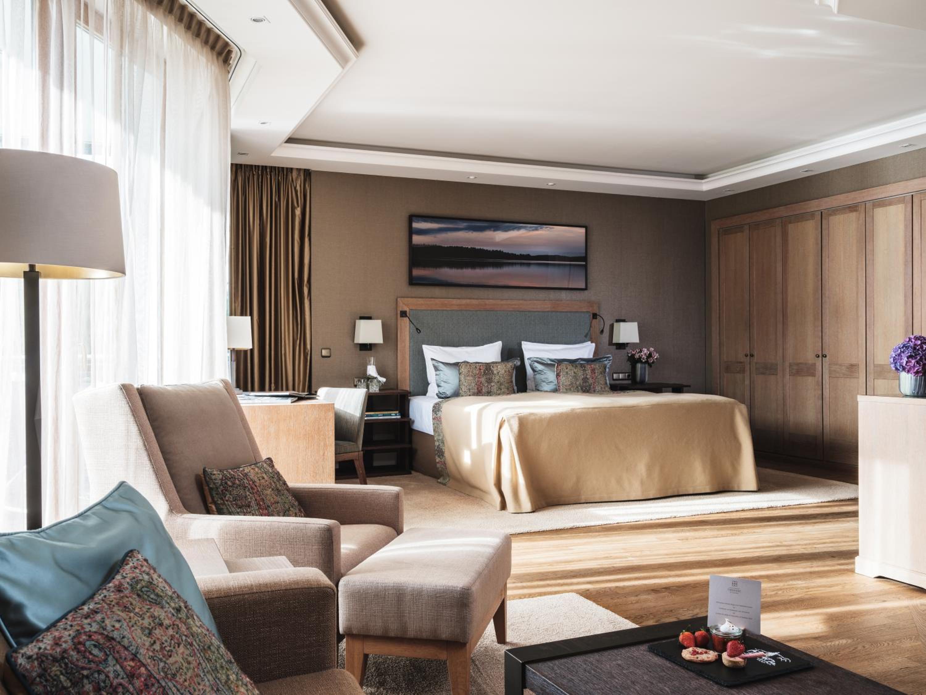 Elegante Natur Junior Suite mit Seeblick photo