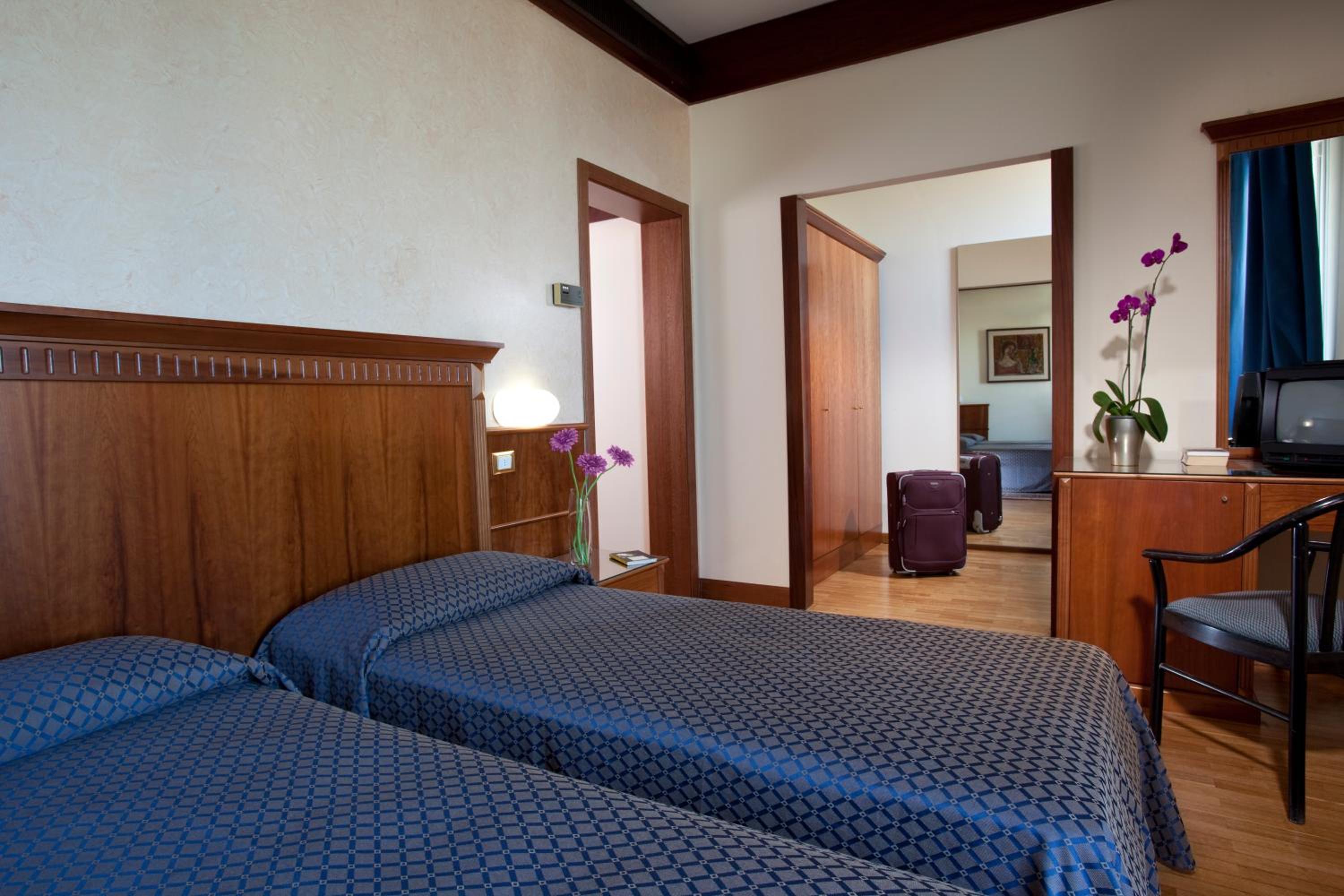 Double or Twin Room with Lateral Sea View - Photo 3