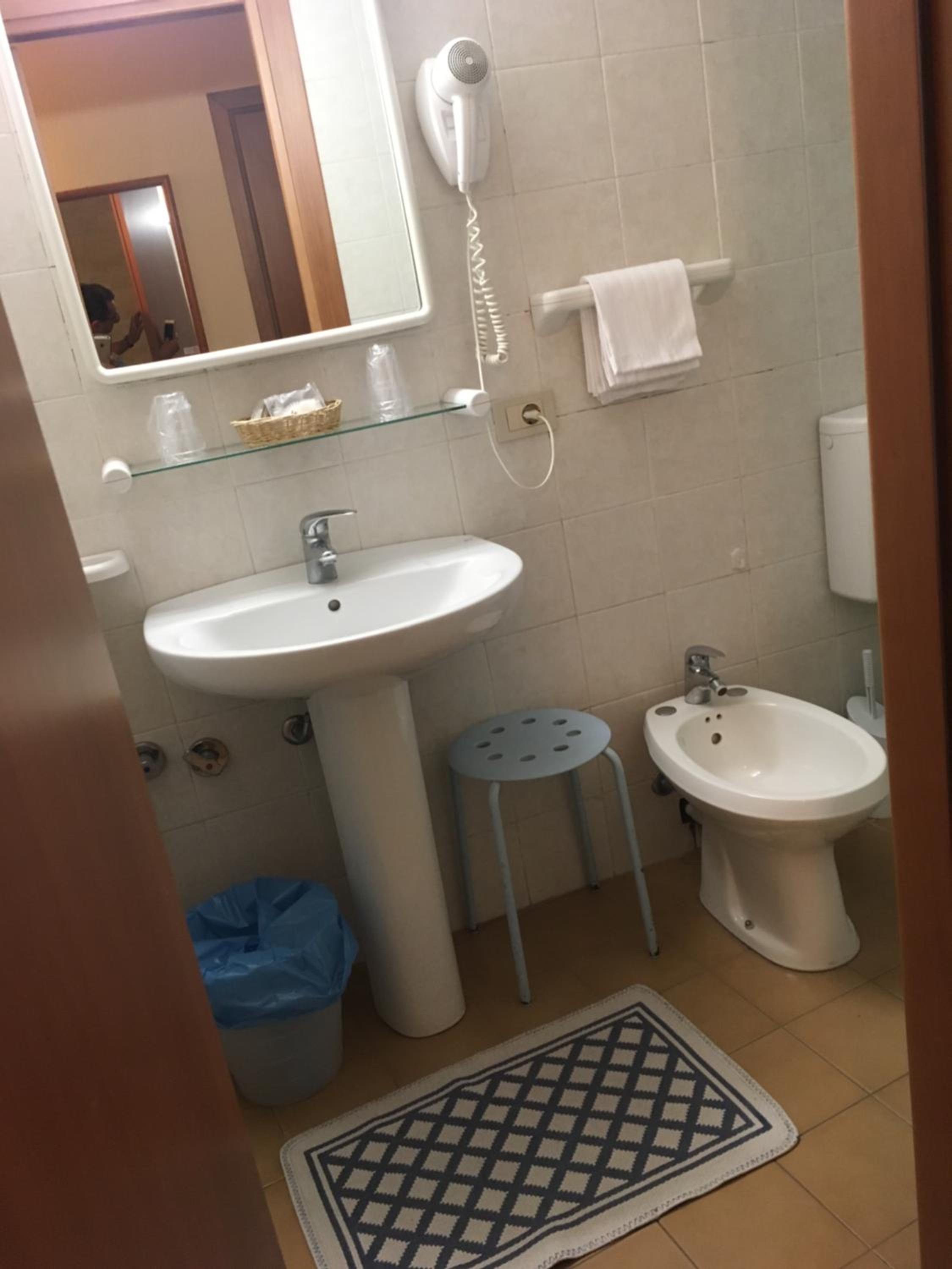 Economy Twin Room - Photo 8
