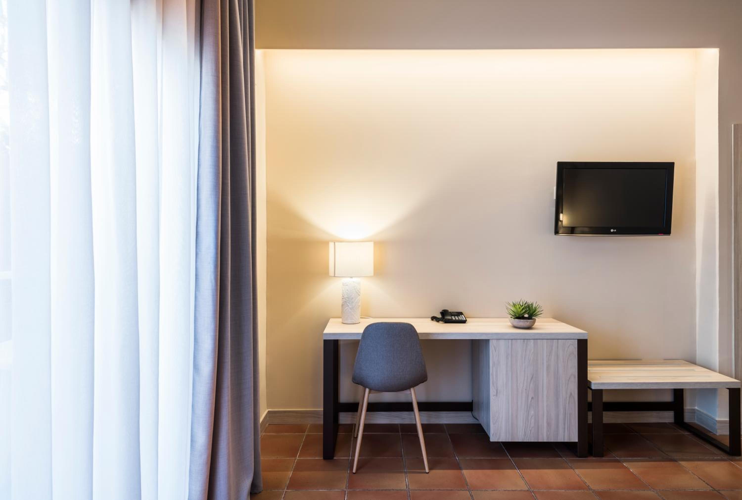 Double or Twin Room (2 Adults + 1 Child) - Photo 8