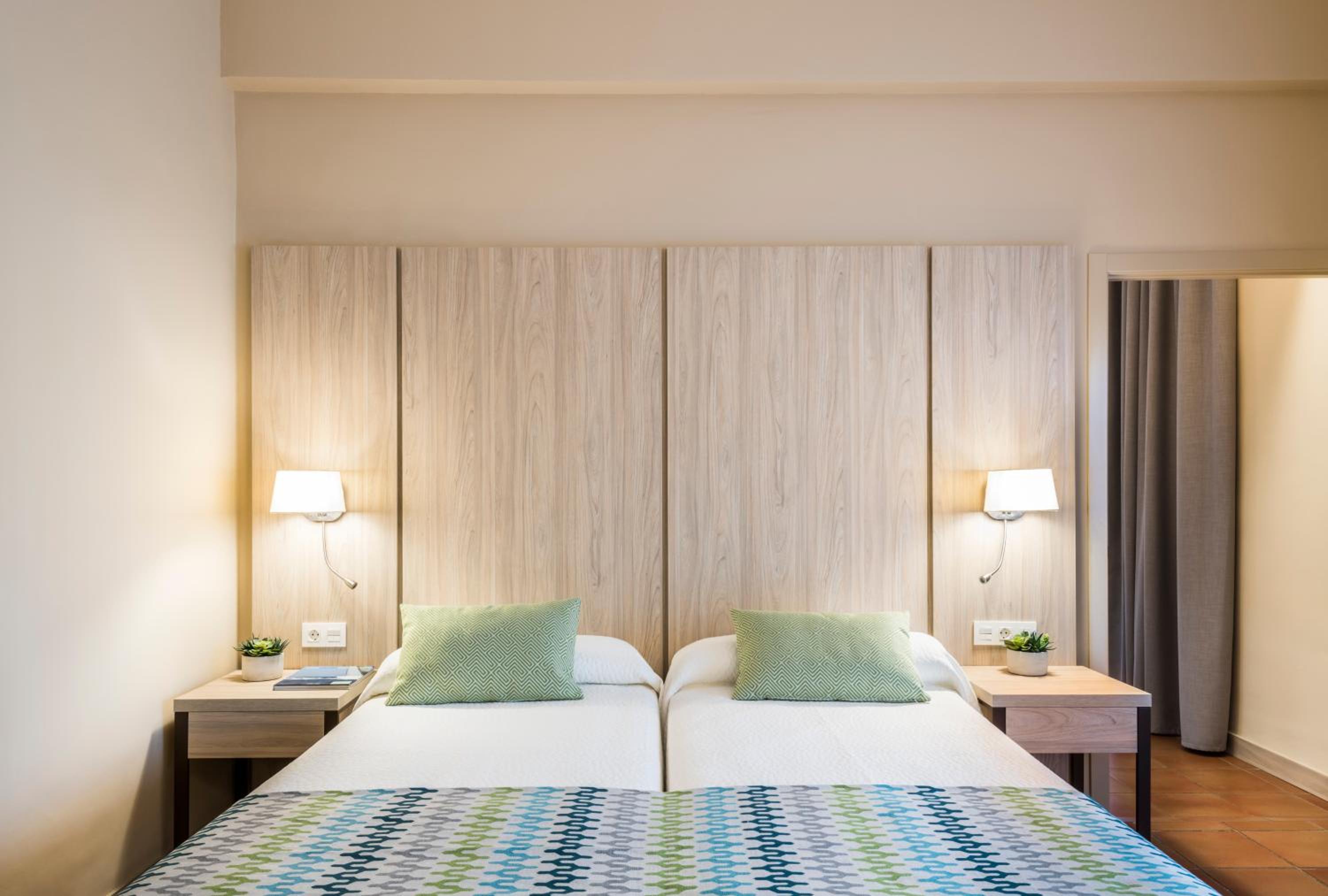 Double or Twin Room (2 Adults + 1 Child) - Photo 3