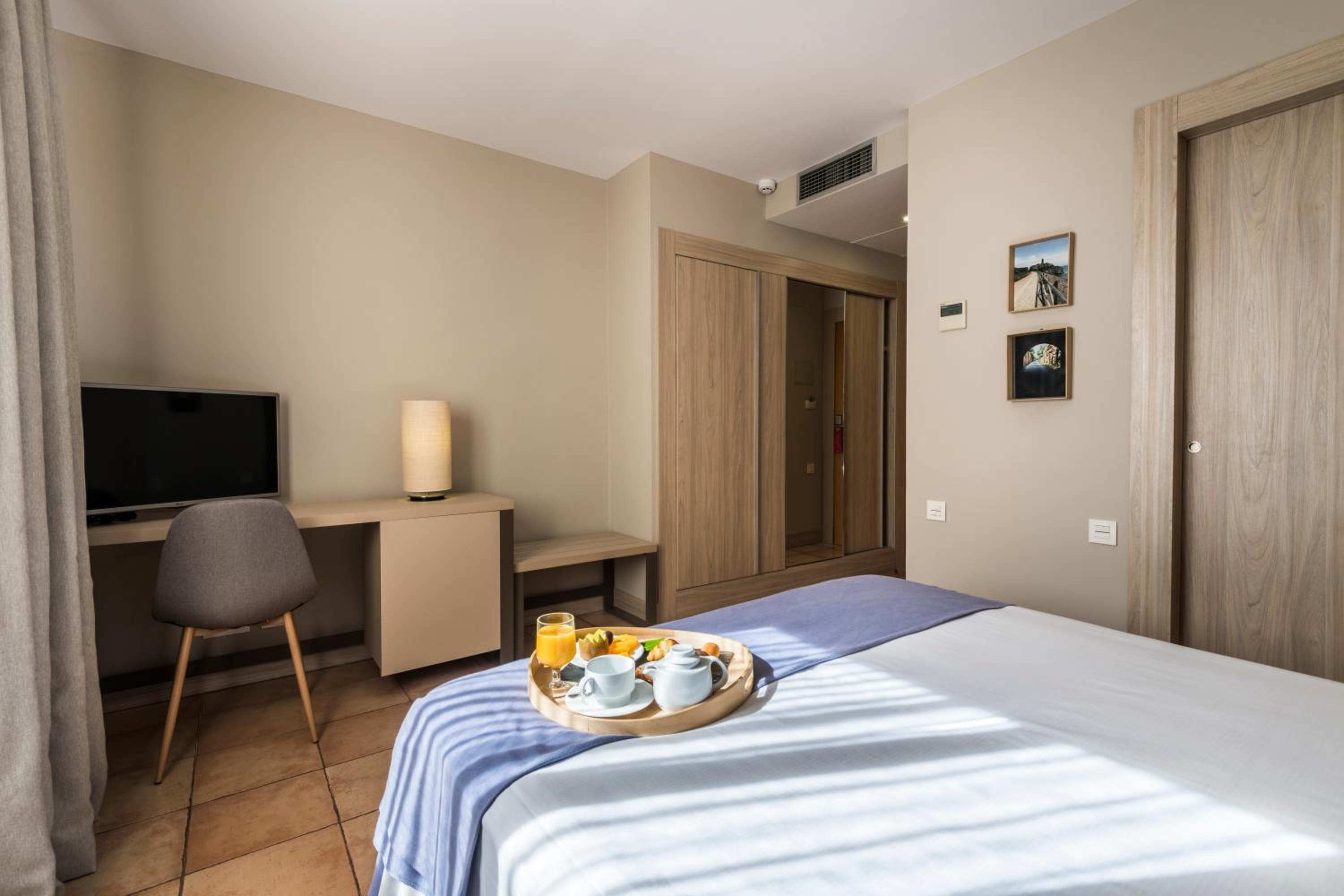 Double or Twin Room (2 Adults + 1 Child) - Photo 1