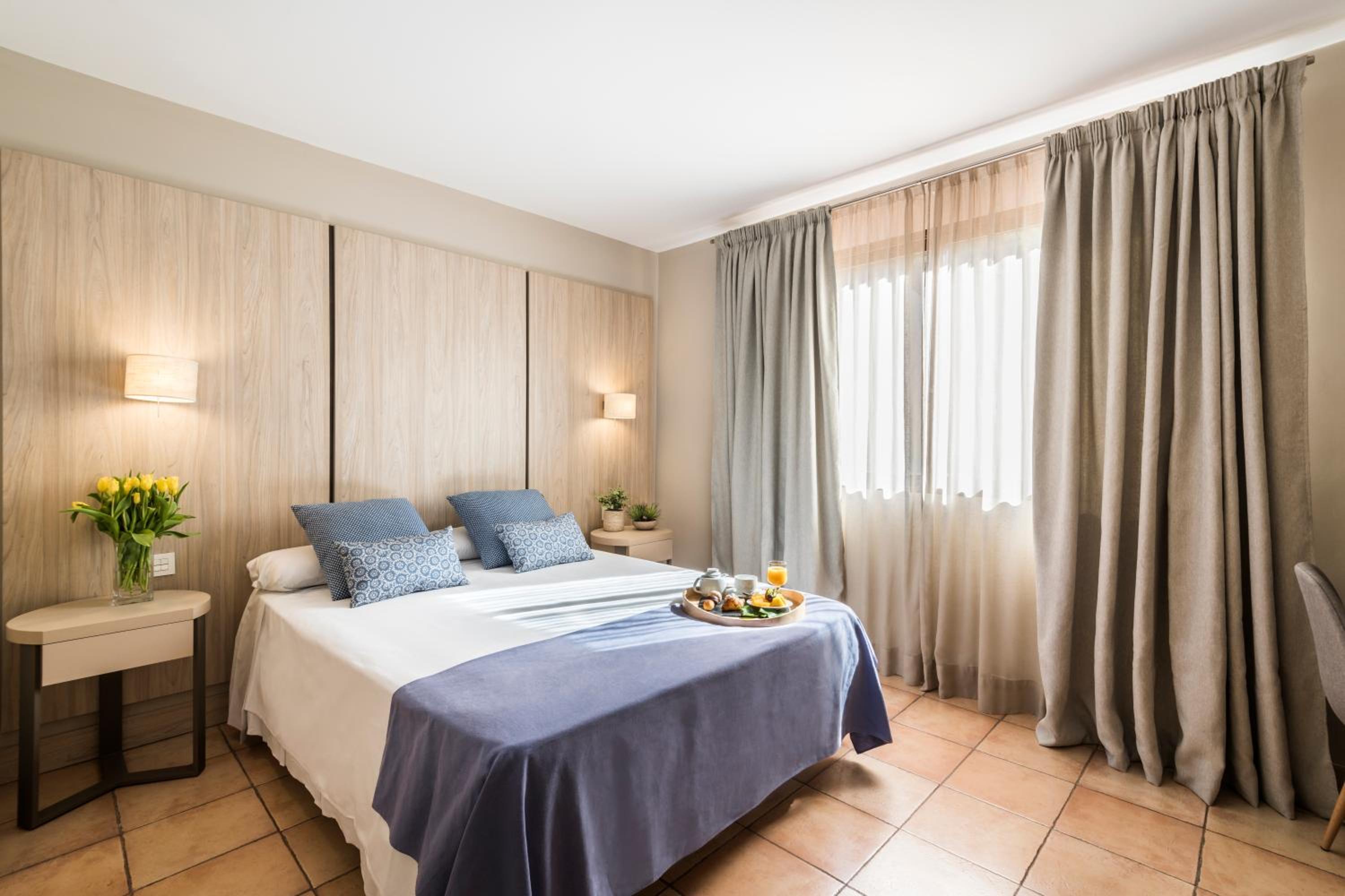 Double or Twin Room (2 Adults + 1 Child) - Photo 9